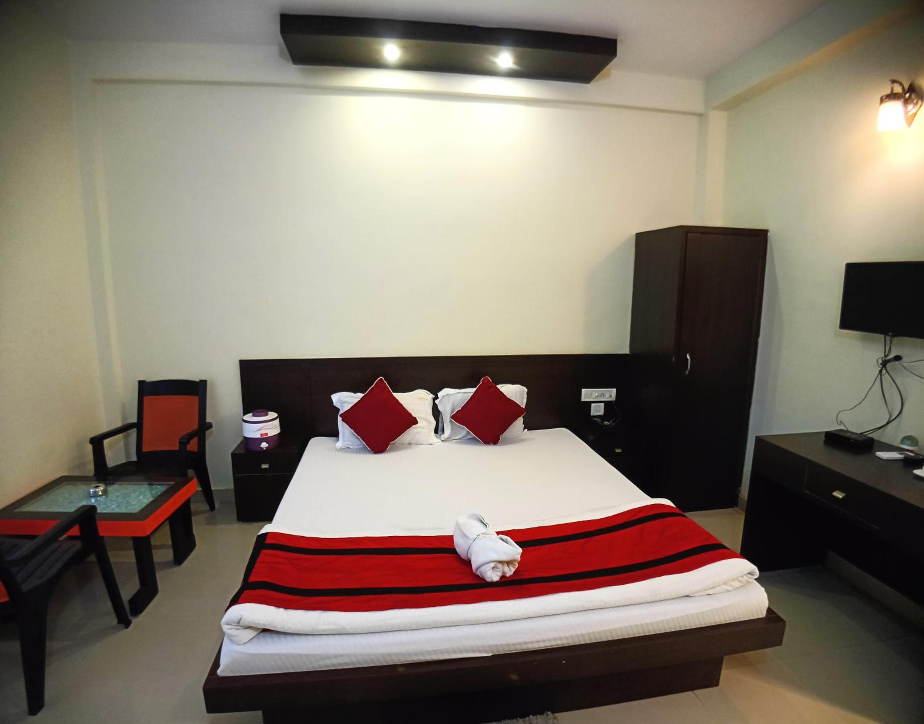 Deluxe Double Room with Balcony Pool View photo 3
