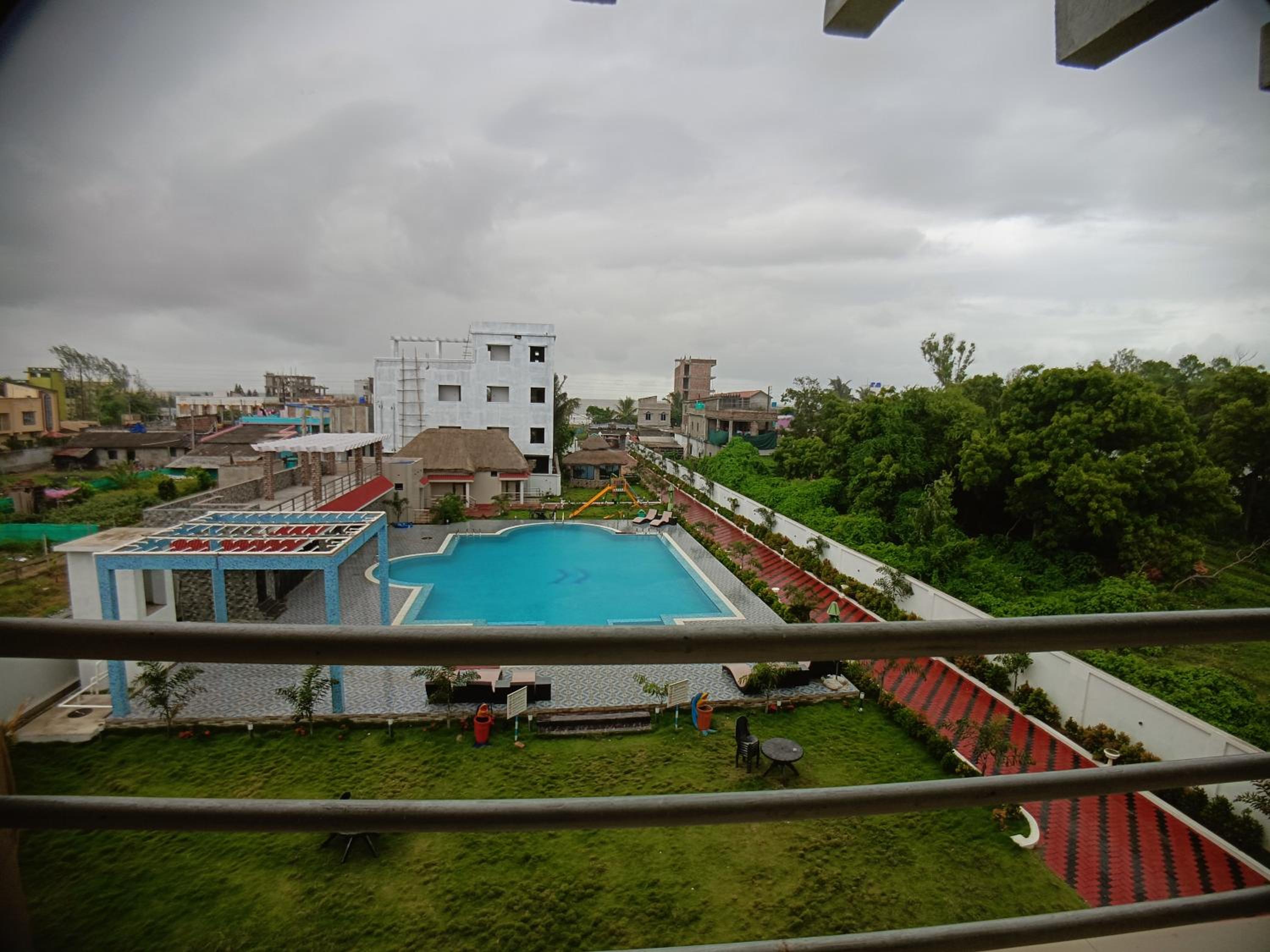 Deluxe Double Room with Balcony Pool View photo 2