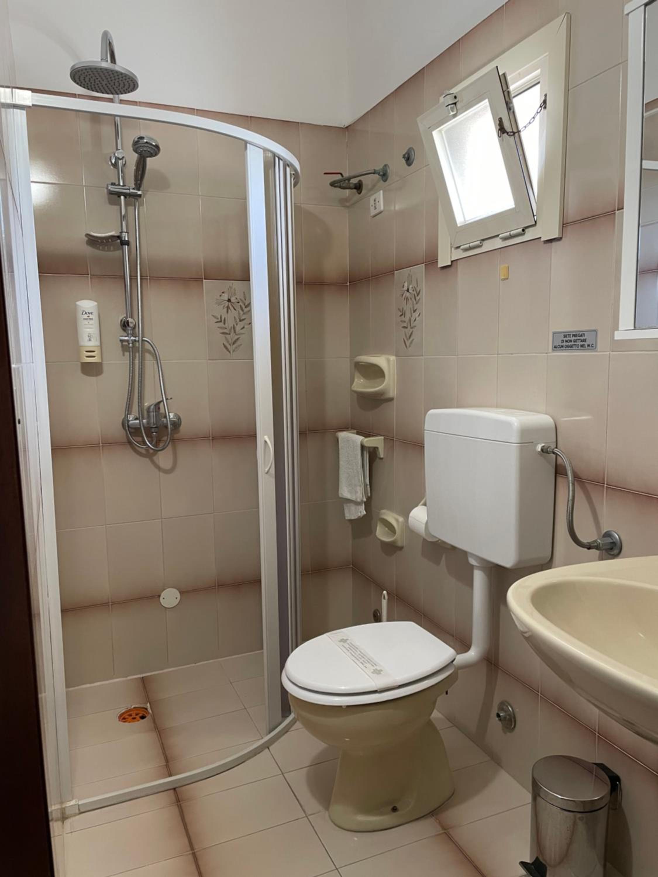 Quadruple Room - Photo 17