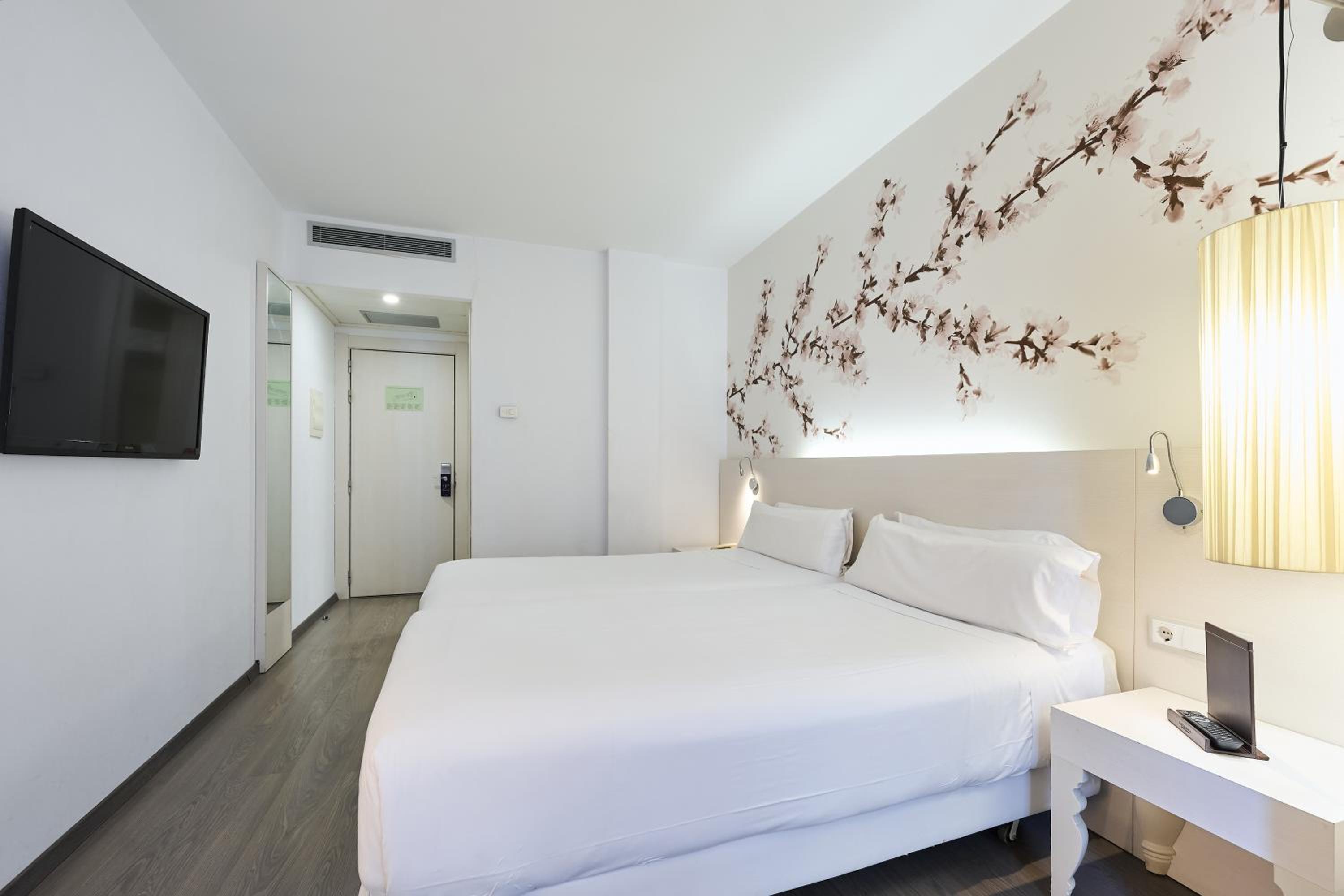 Standard Double or Twin Room photo 3