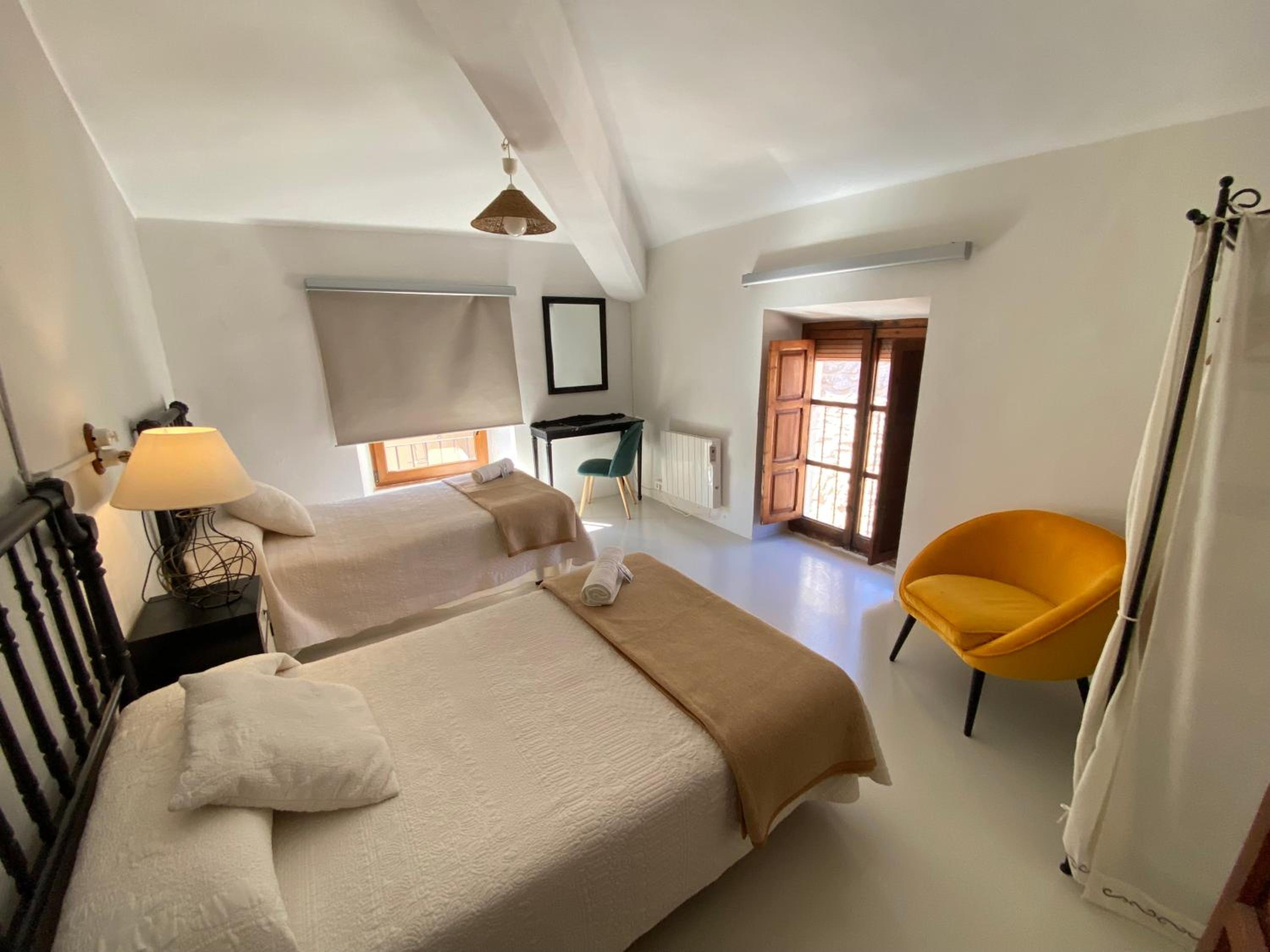 Twin Room - Photo 3