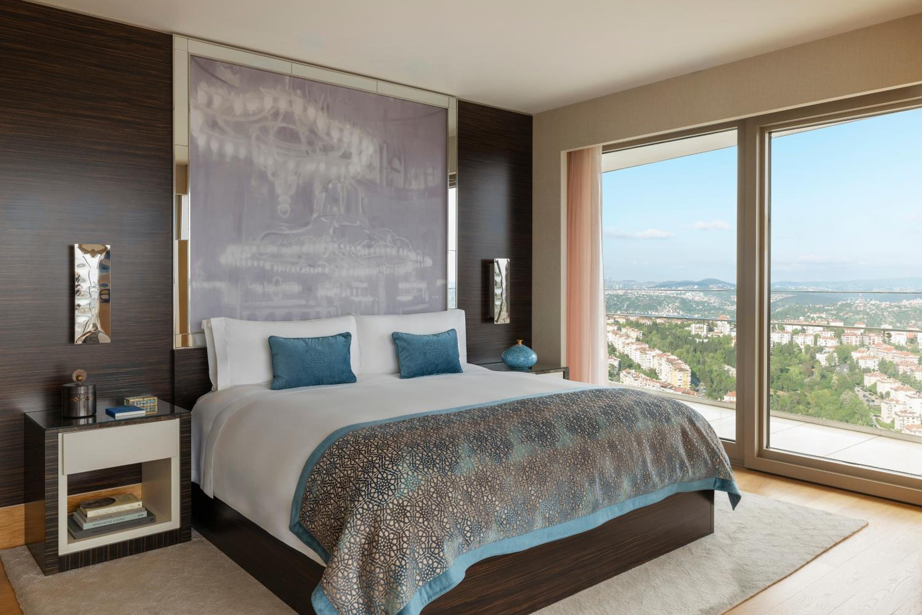One-Bedroom King Suite with City View photo 3