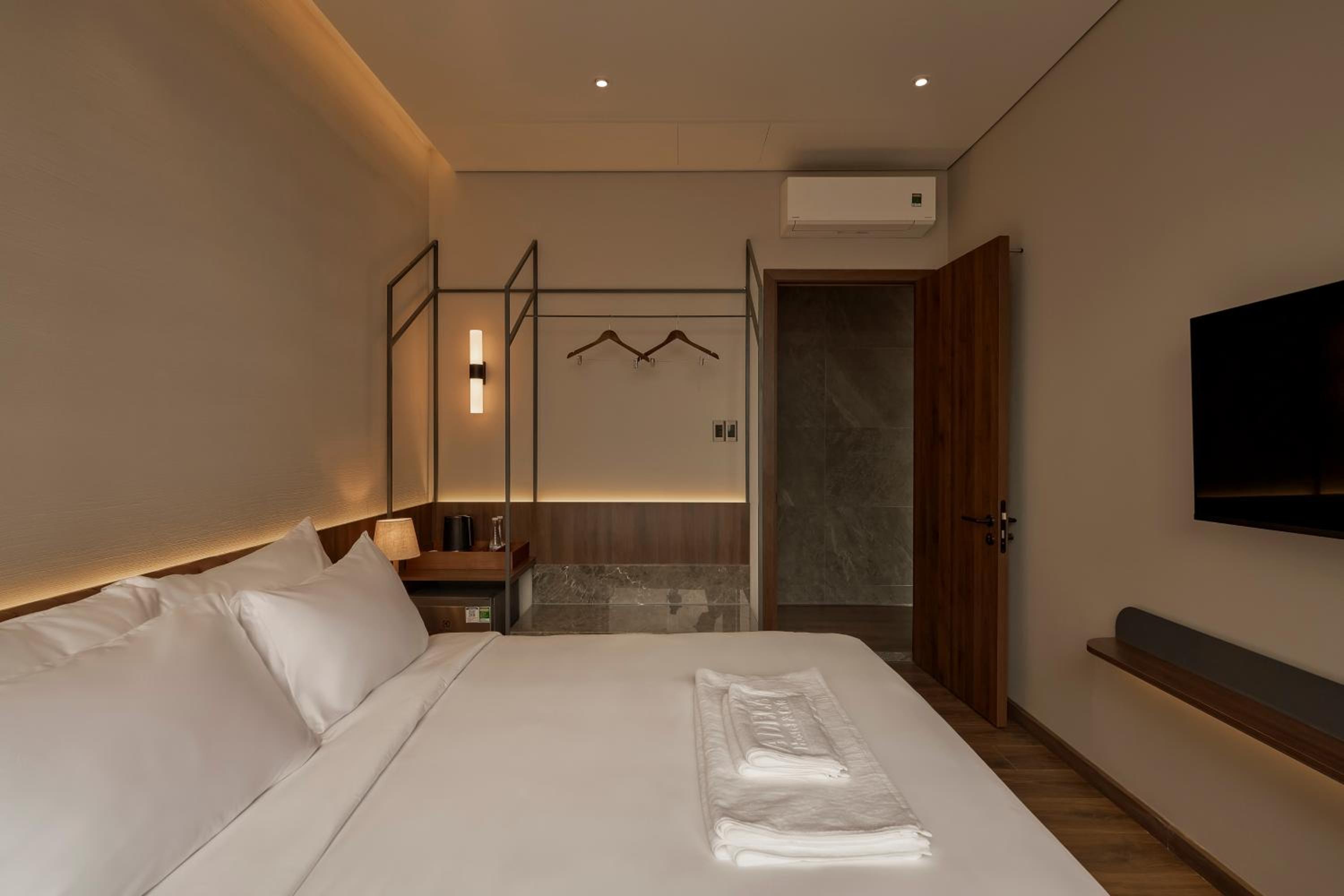 Three-Bedroom Apartment with Balcony - Photo 8