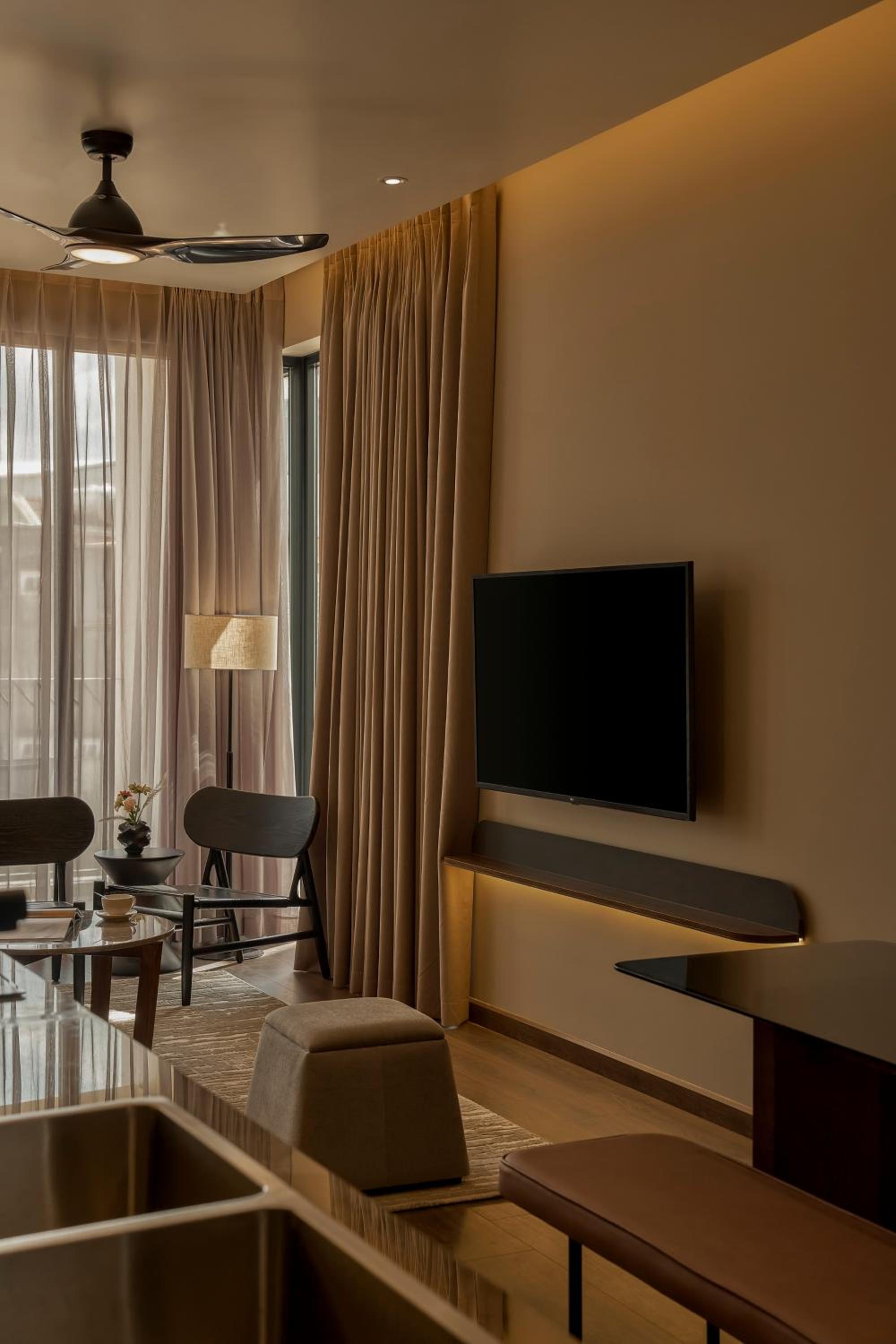 Three-Bedroom Apartment with Balcony - Photo 10