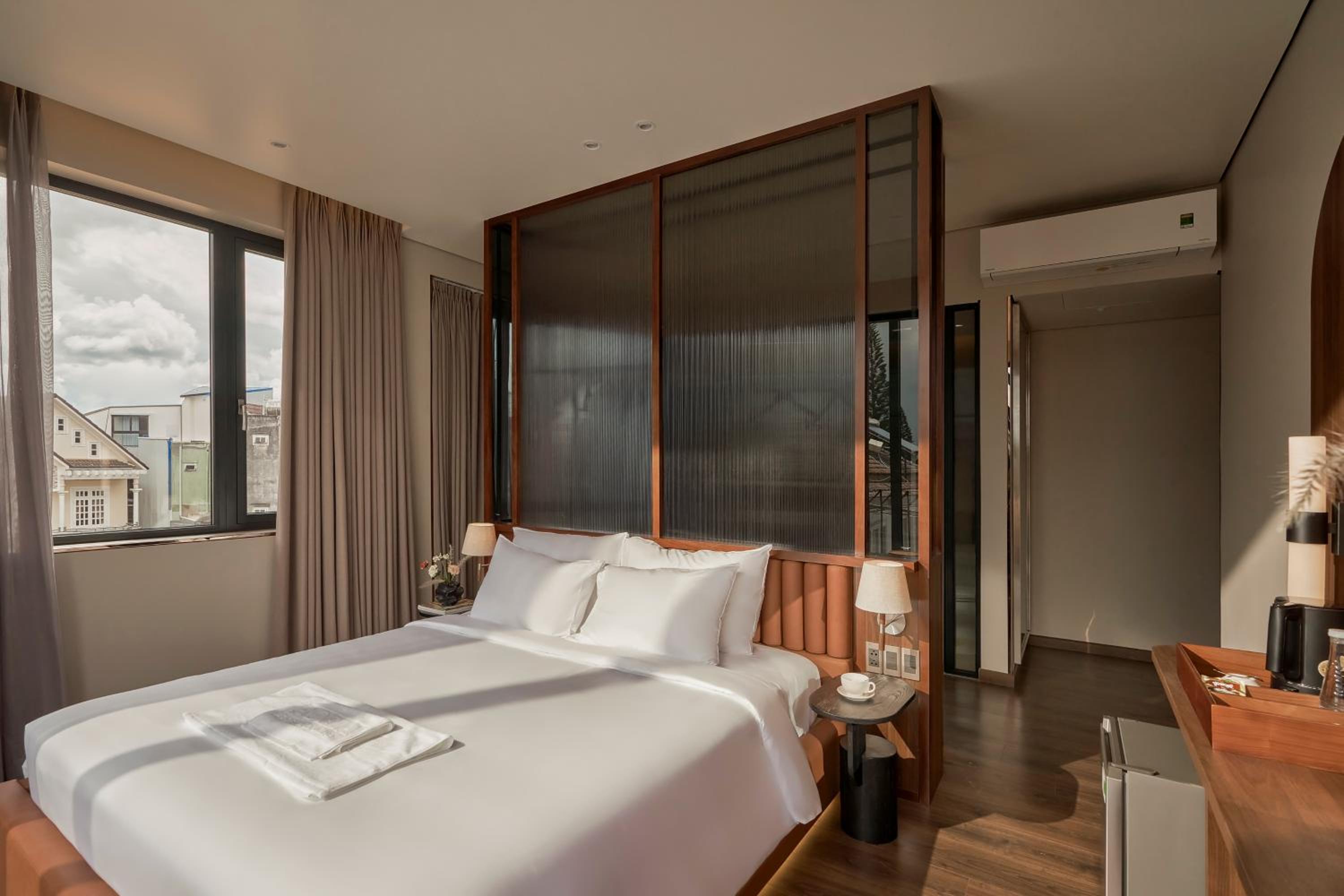 Three-Bedroom Apartment with Balcony - Photo 3