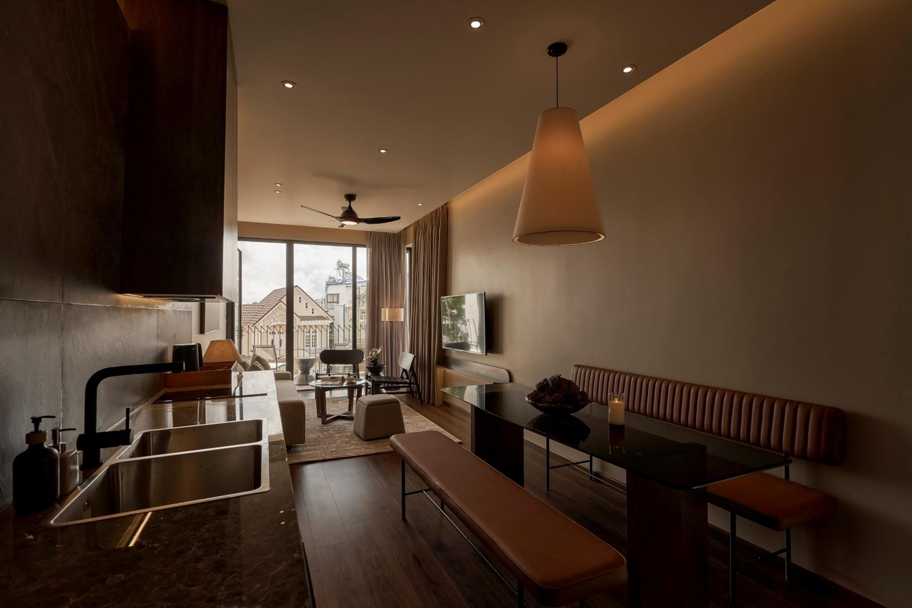 Three-Bedroom Apartment with Balcony - Photo 14