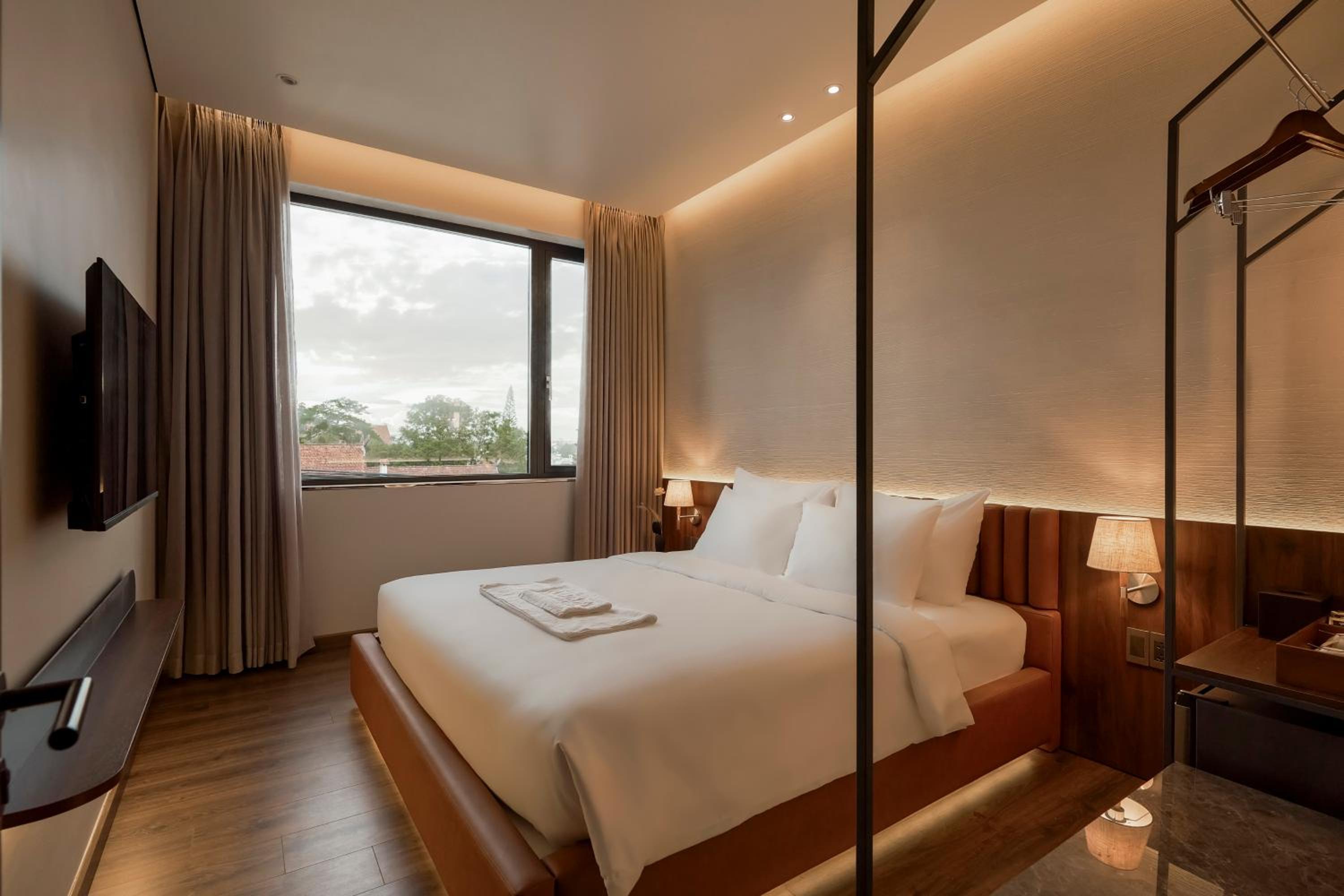 Three-Bedroom Apartment with Balcony - Photo 20