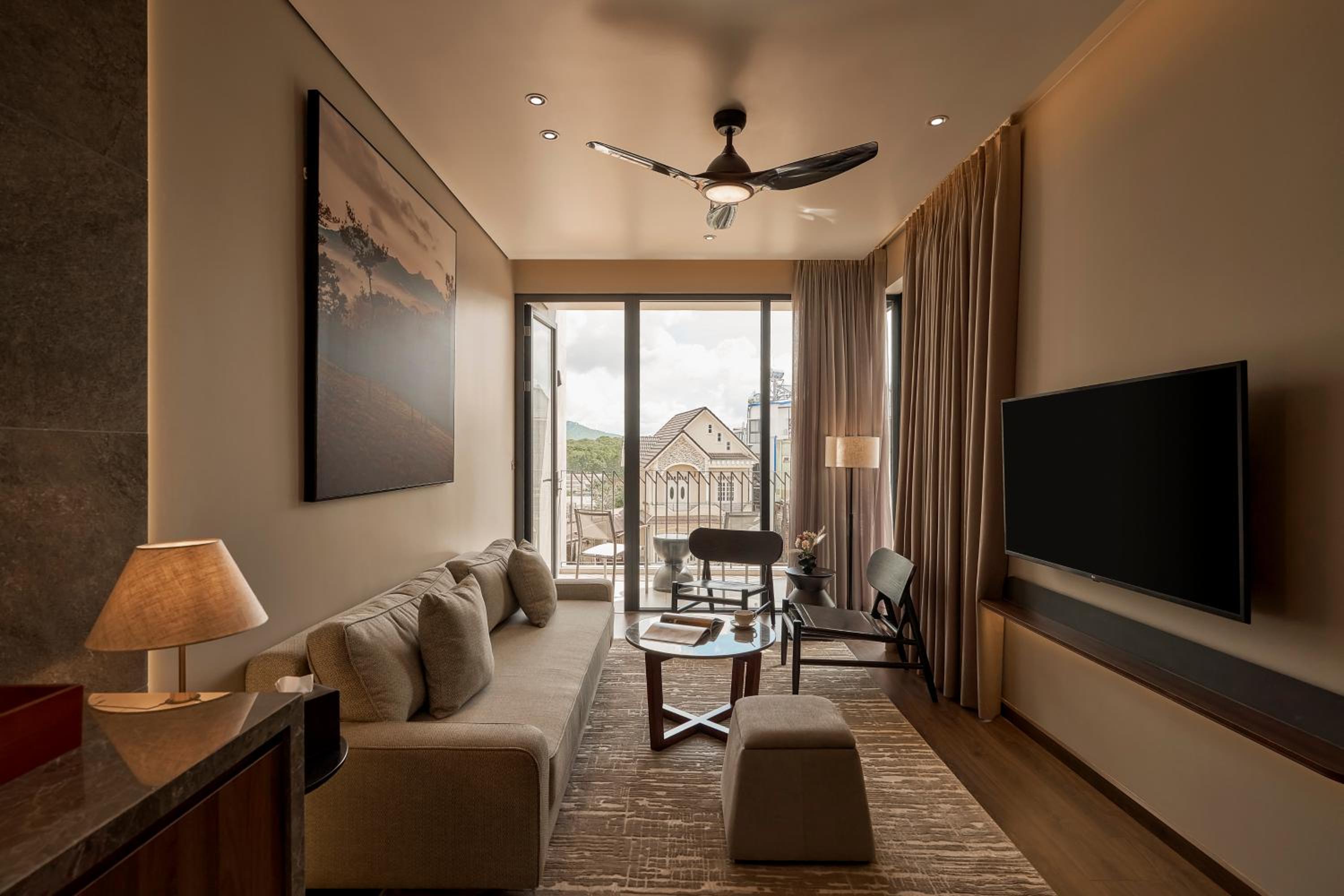 Three-Bedroom Apartment with Balcony - Photo 18