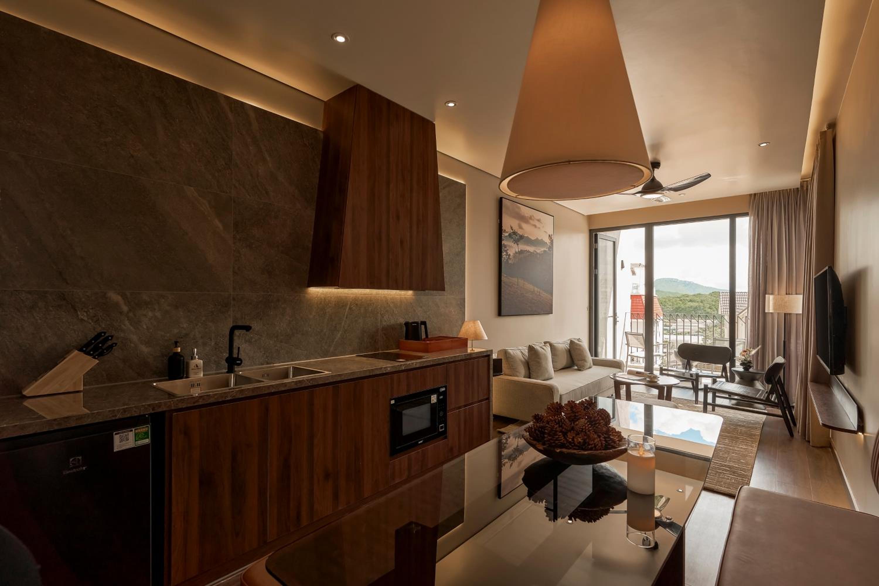 Three-Bedroom Apartment with Balcony - Photo 9