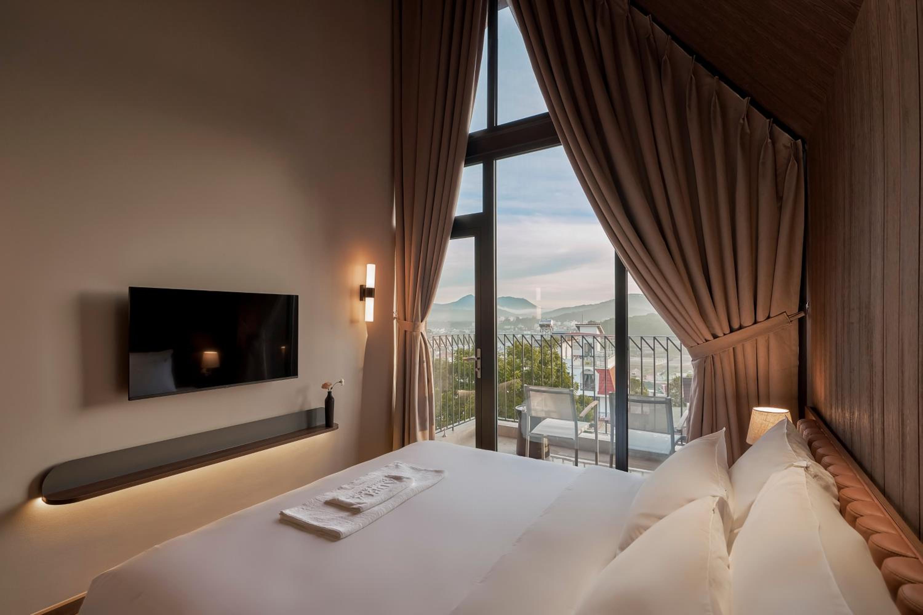 Four-Bedroom Apartment with Balcony  - Photo 18