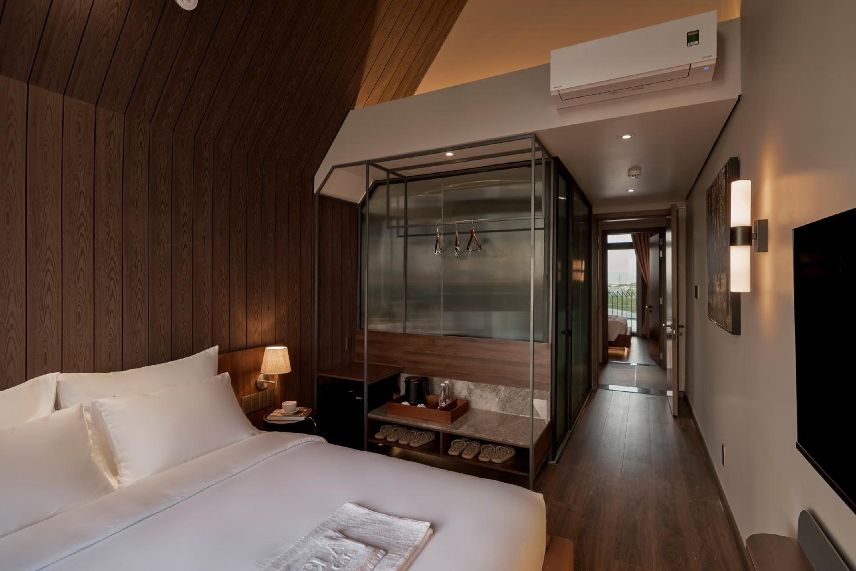 Four-Bedroom Apartment with Balcony  - Photo 16