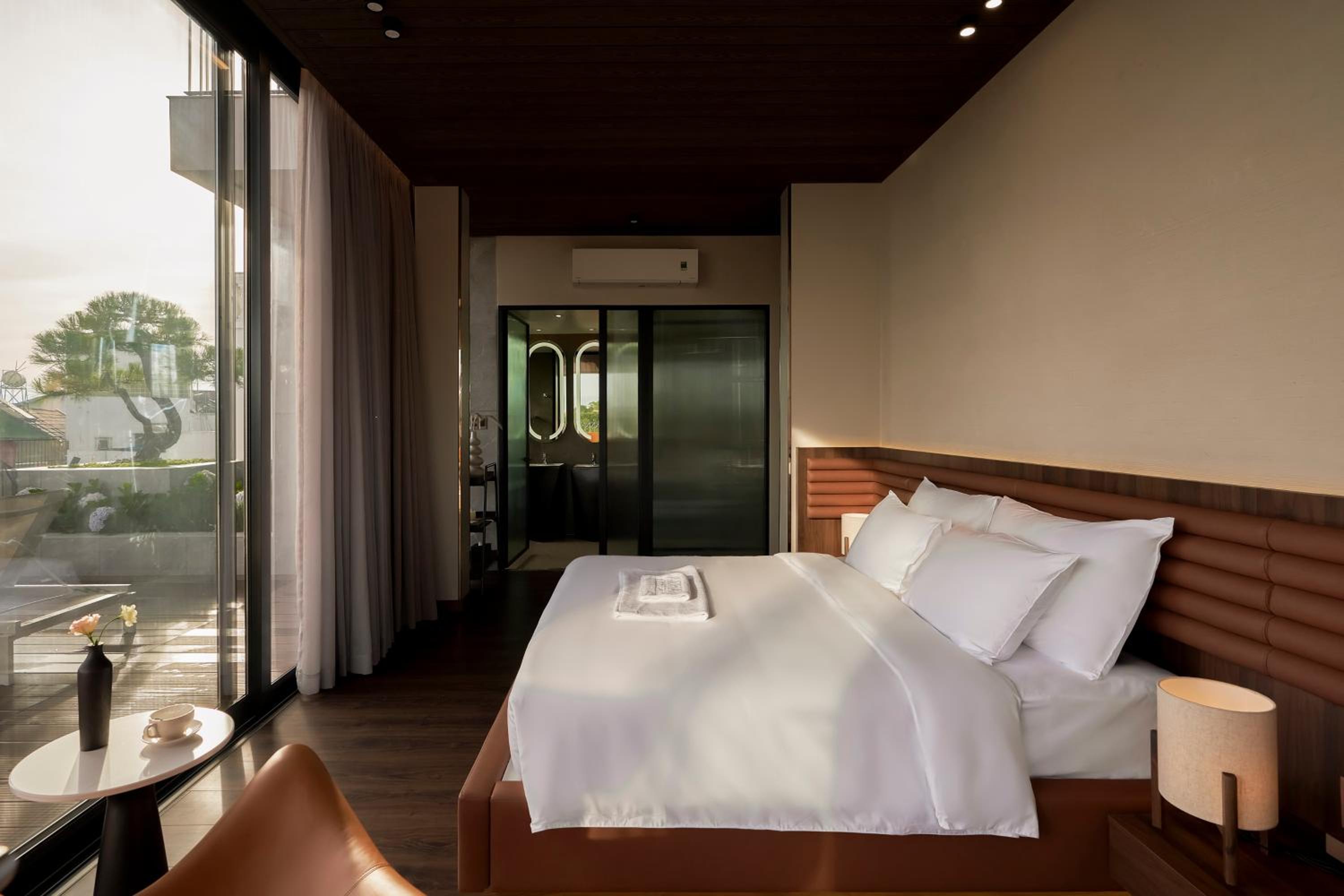 Four-Bedroom Apartment with Balcony  - Photo 20