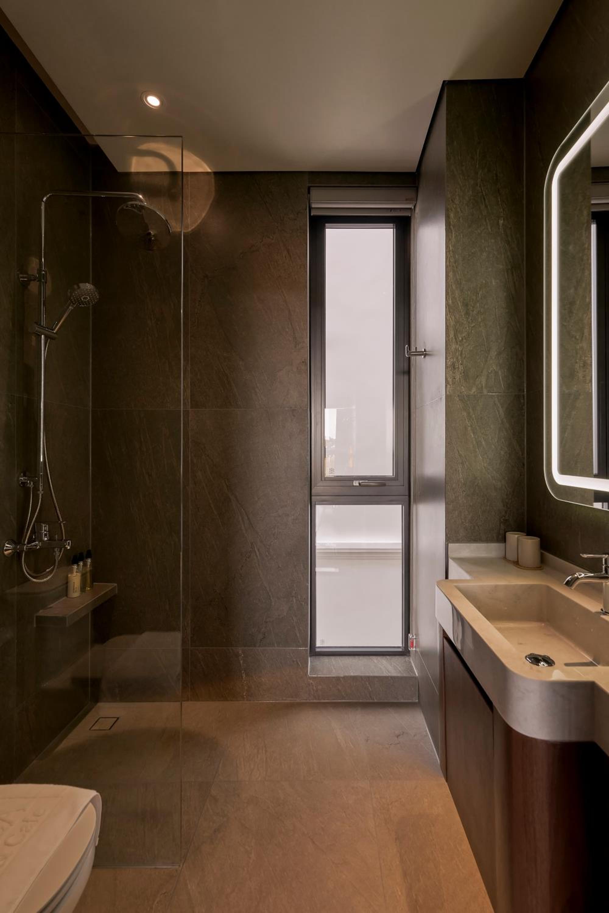 Four-Bedroom Apartment with Balcony  - Photo 19