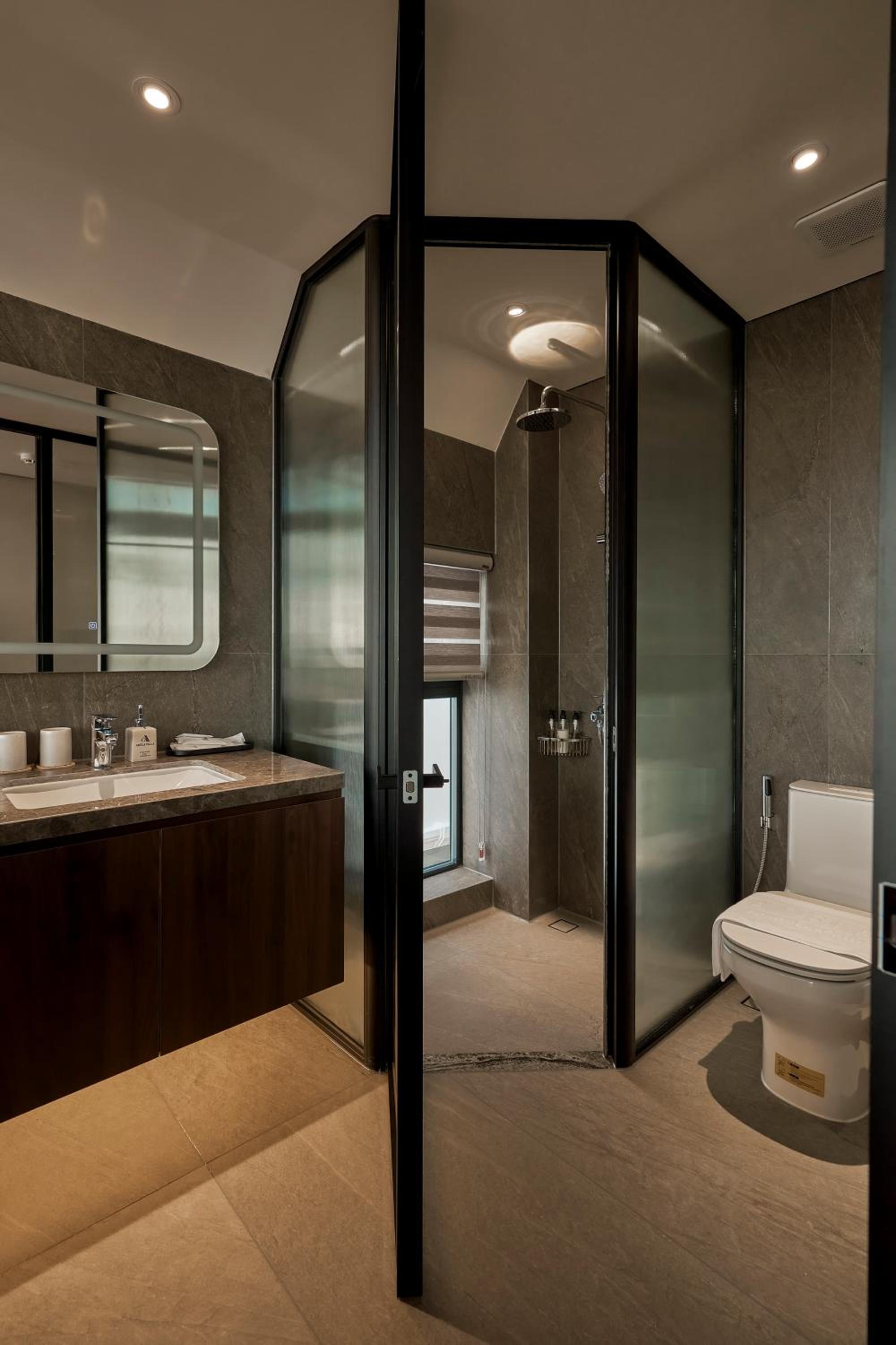 Four-Bedroom Apartment with Balcony  - Photo 3