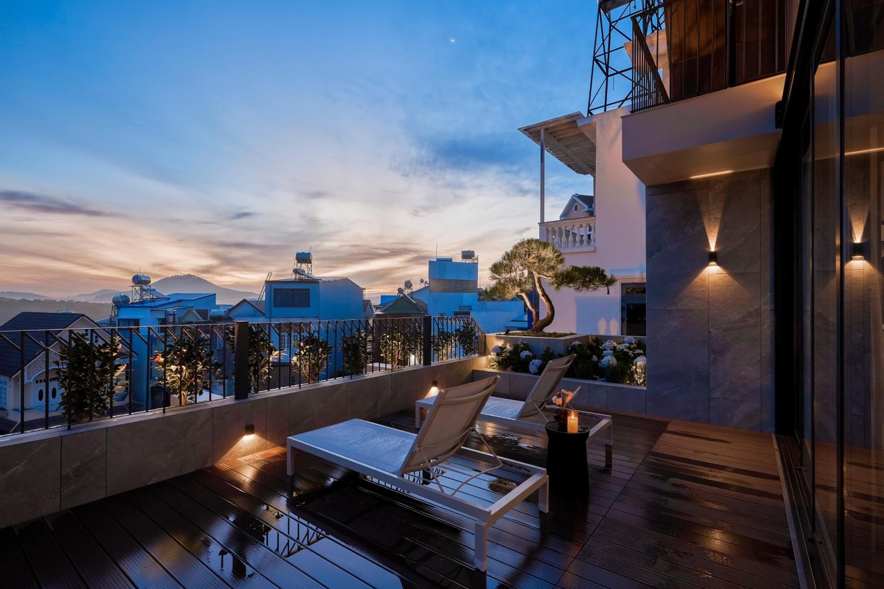 Four-Bedroom Apartment with Balcony  - Photo 37