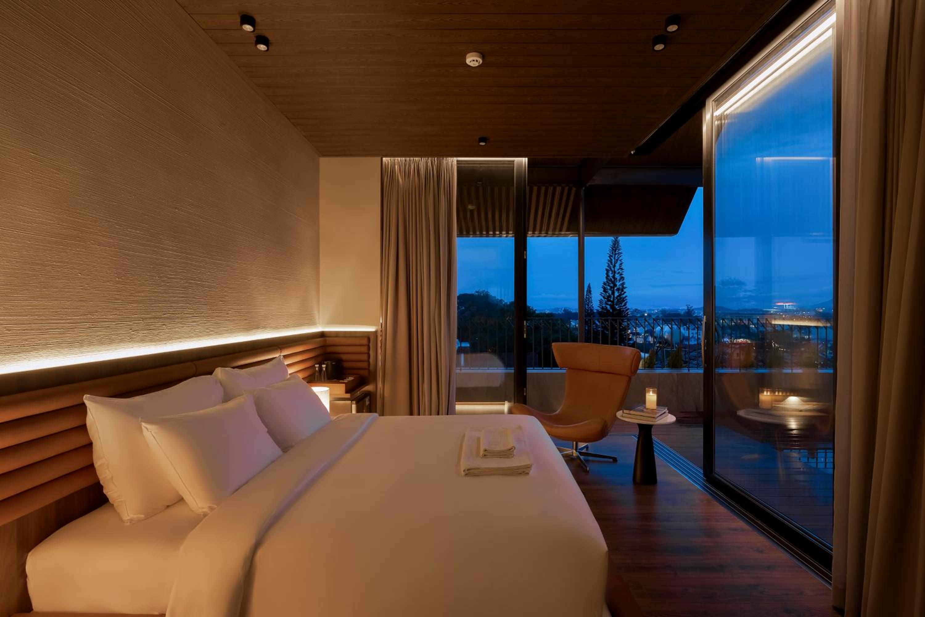 Four-Bedroom Apartment with Balcony  - Photo 36