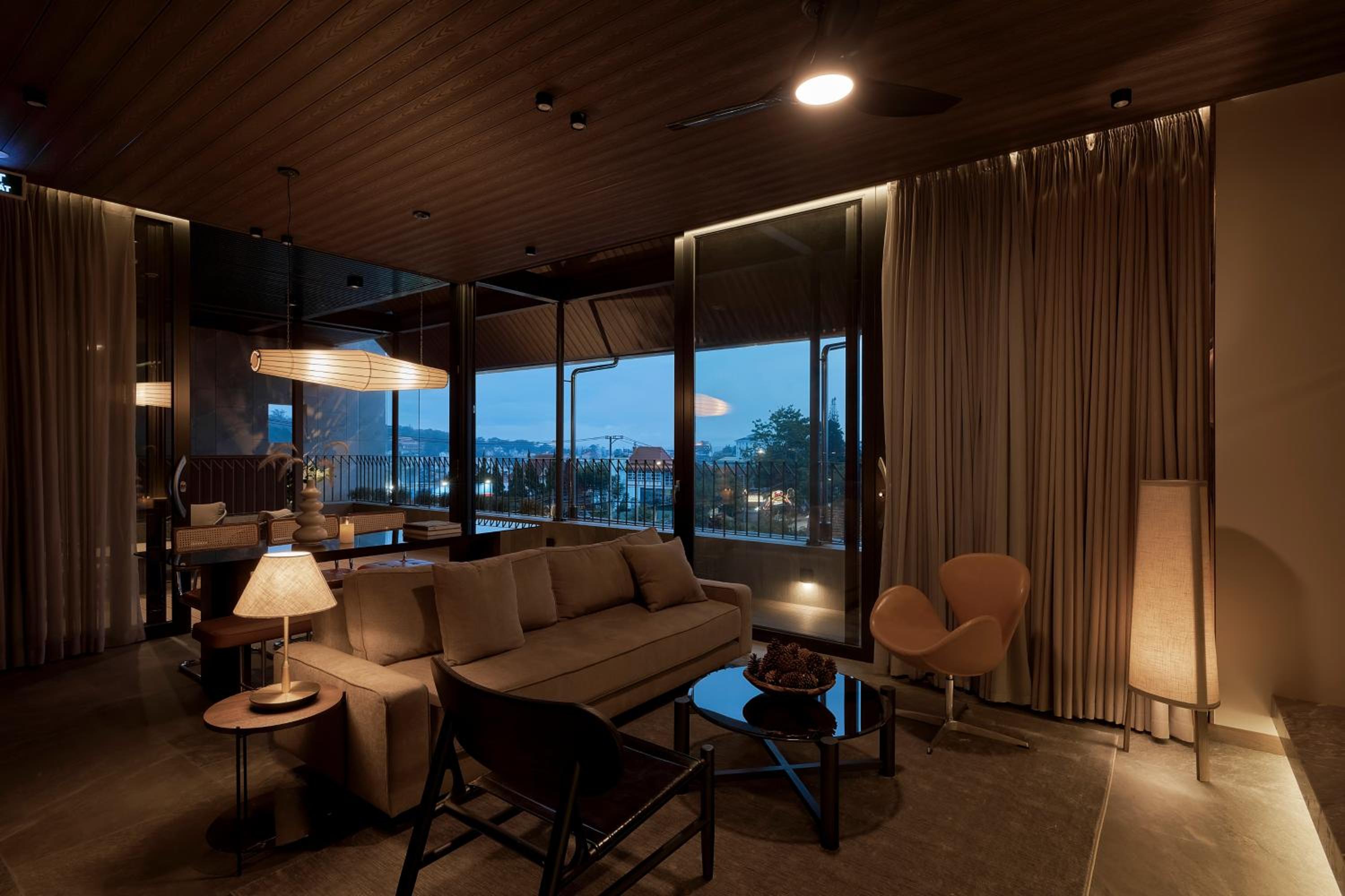 Four-Bedroom Apartment with Balcony  - Photo 33