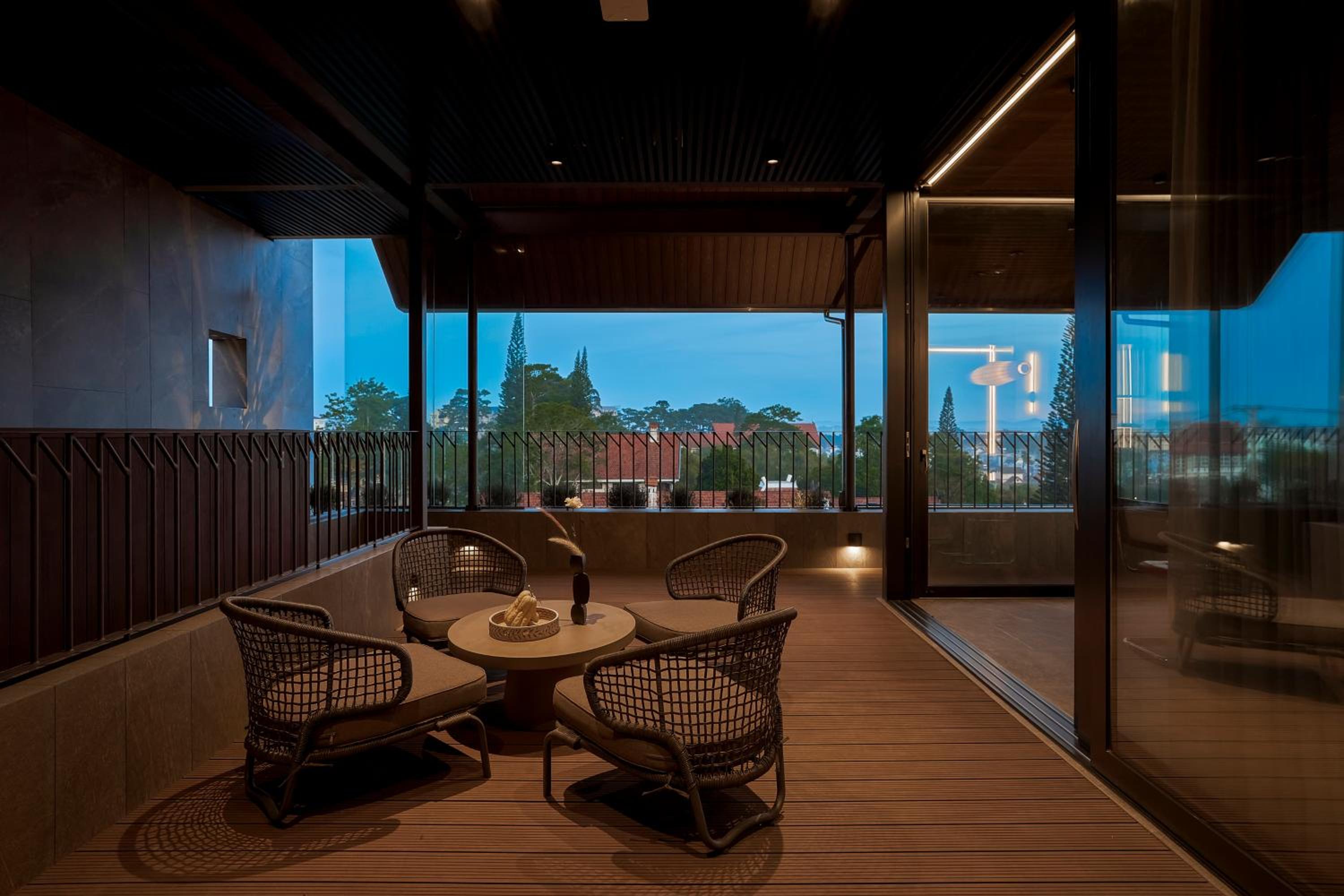 Four-Bedroom Apartment with Balcony  - Photo 34