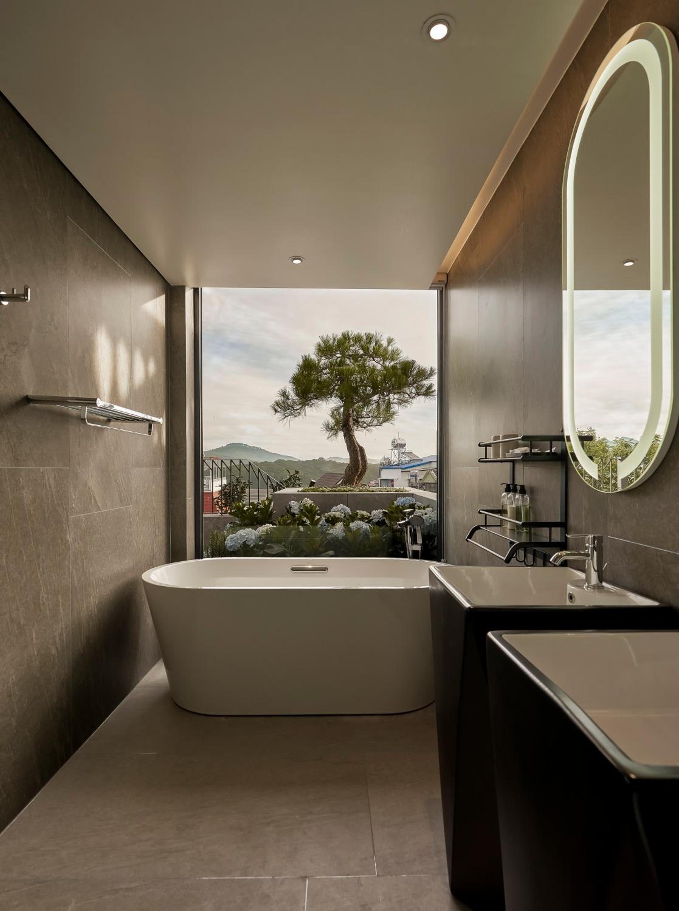 Four-Bedroom Apartment with Balcony  - Photo 32