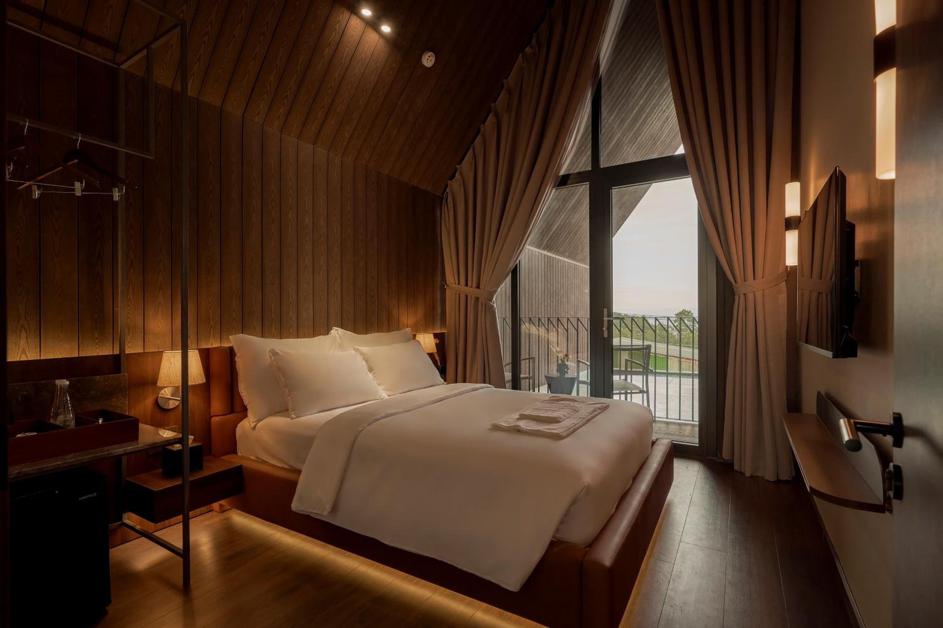 Four-Bedroom Apartment with Balcony  - Photo 11