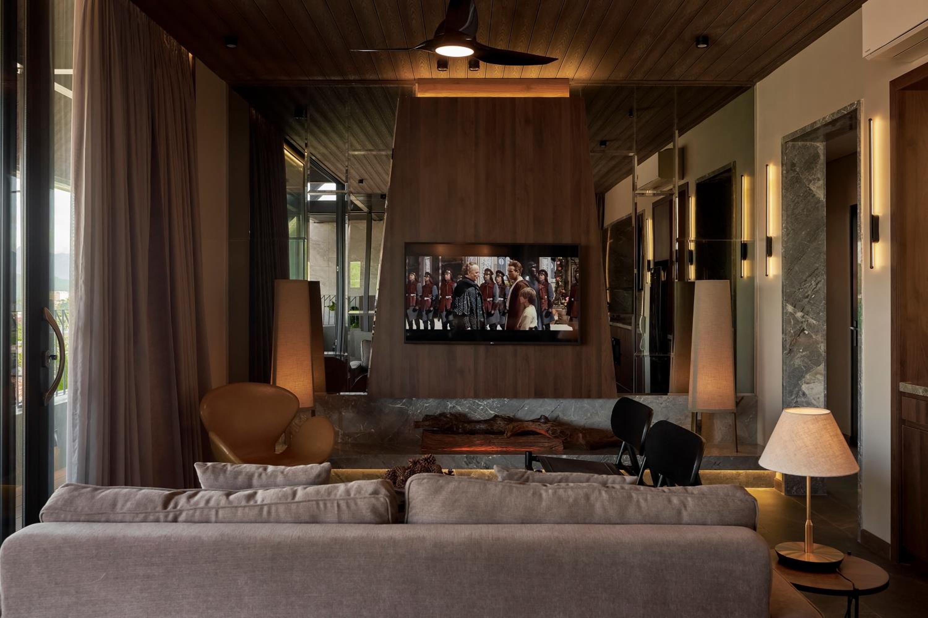 Four-Bedroom Apartment with Balcony  - Photo 31