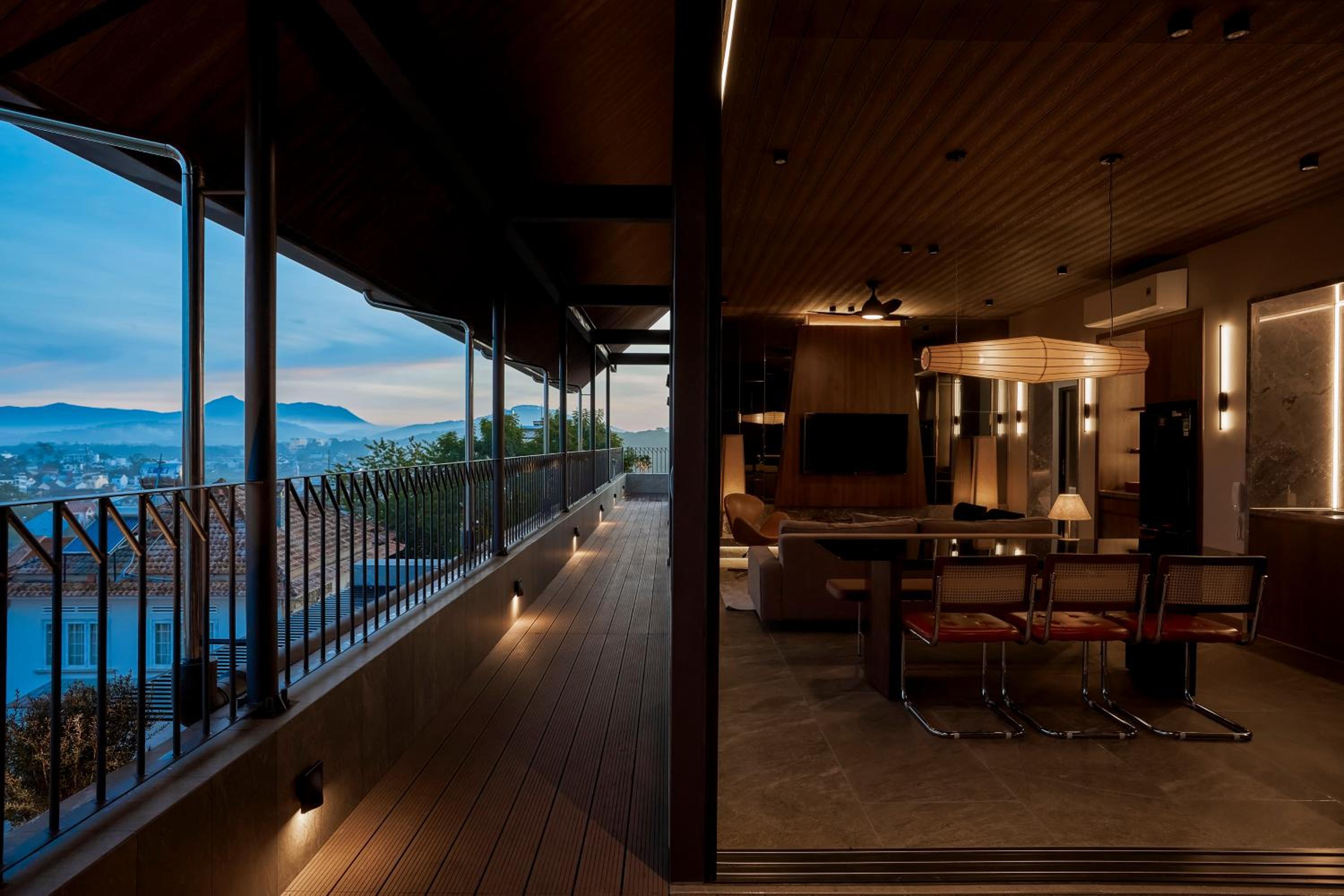 Four-Bedroom Apartment with Balcony  - Photo 28