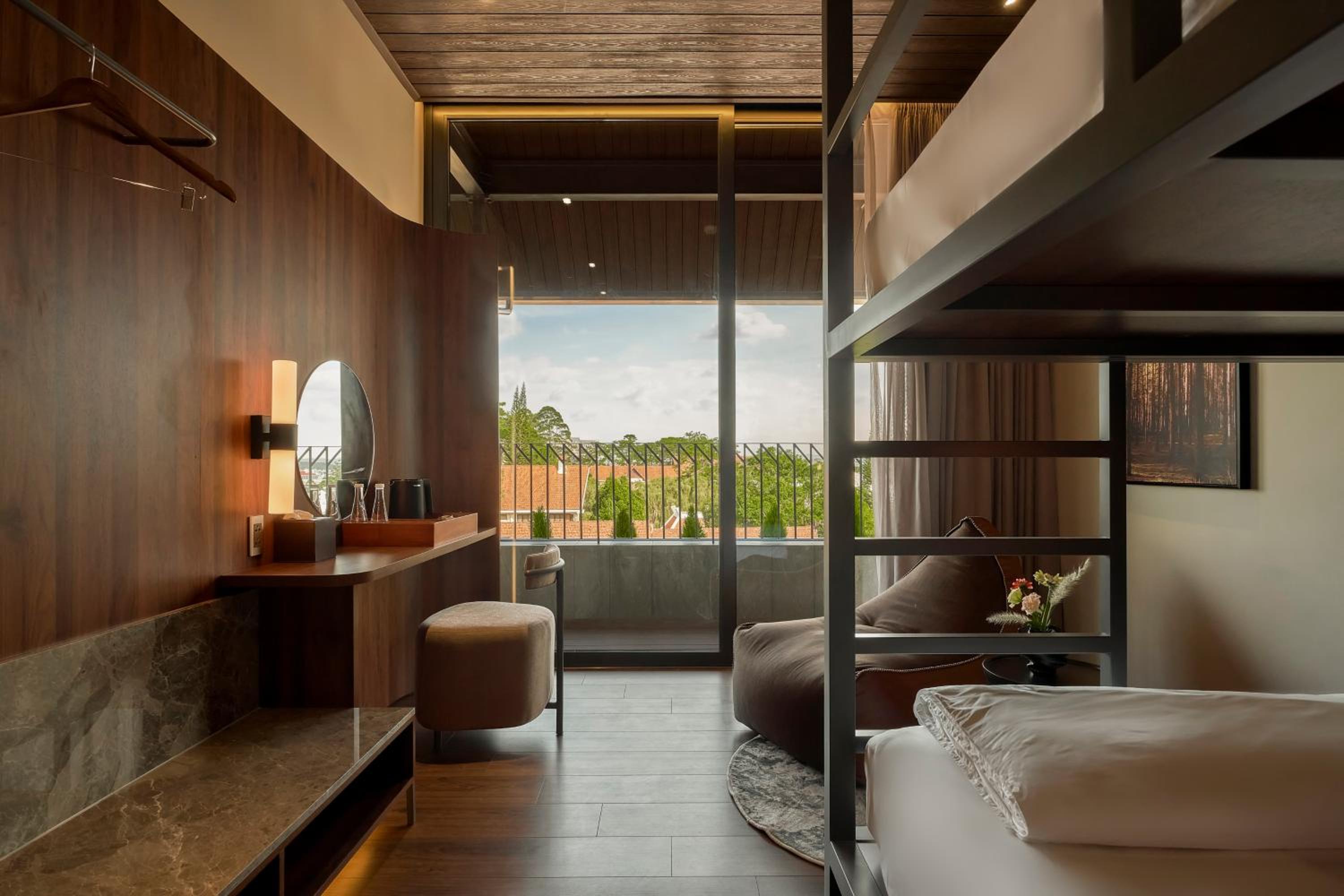 Four-Bedroom Apartment with Balcony  - Photo 6