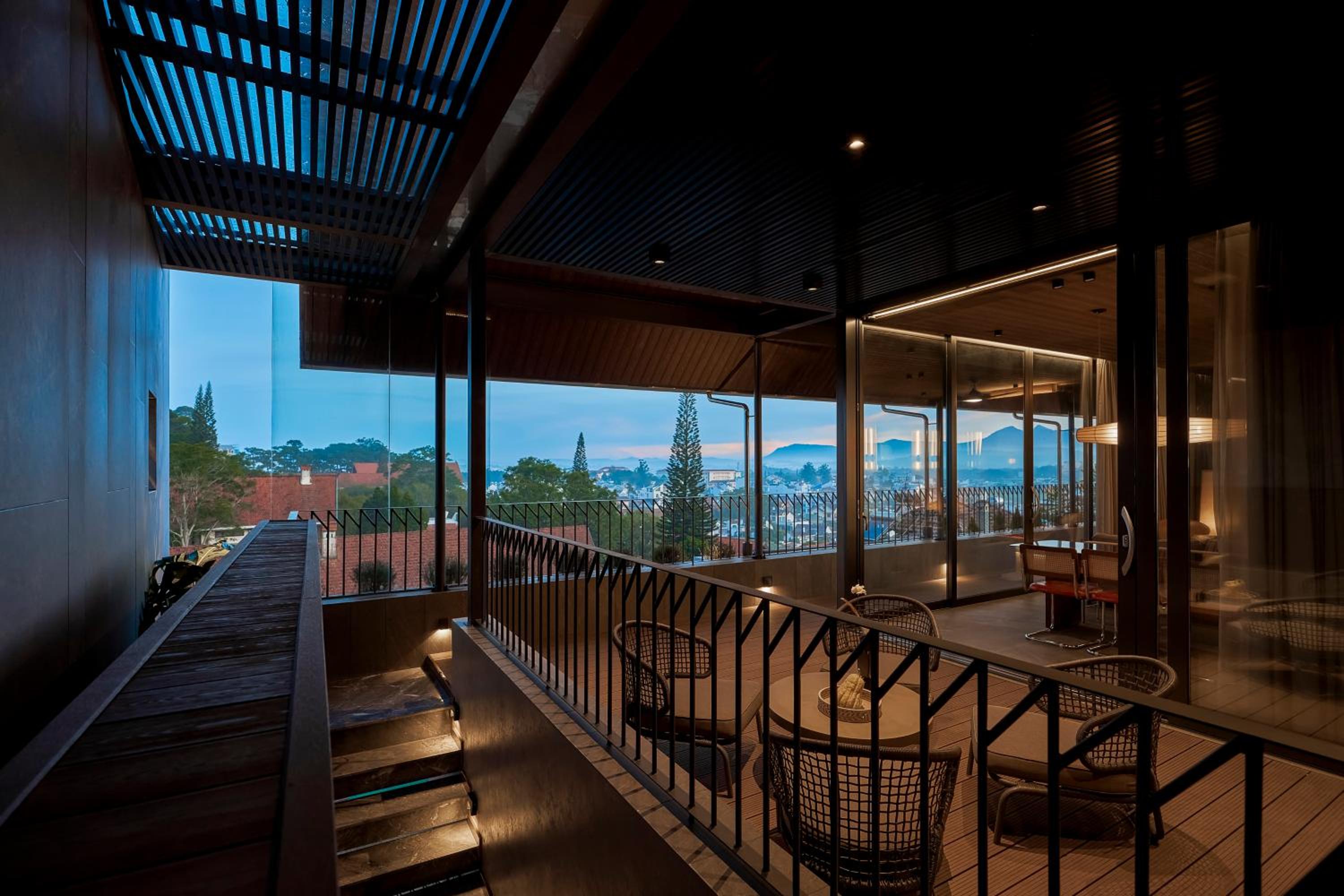 Four-Bedroom Apartment with Balcony  - Photo 30