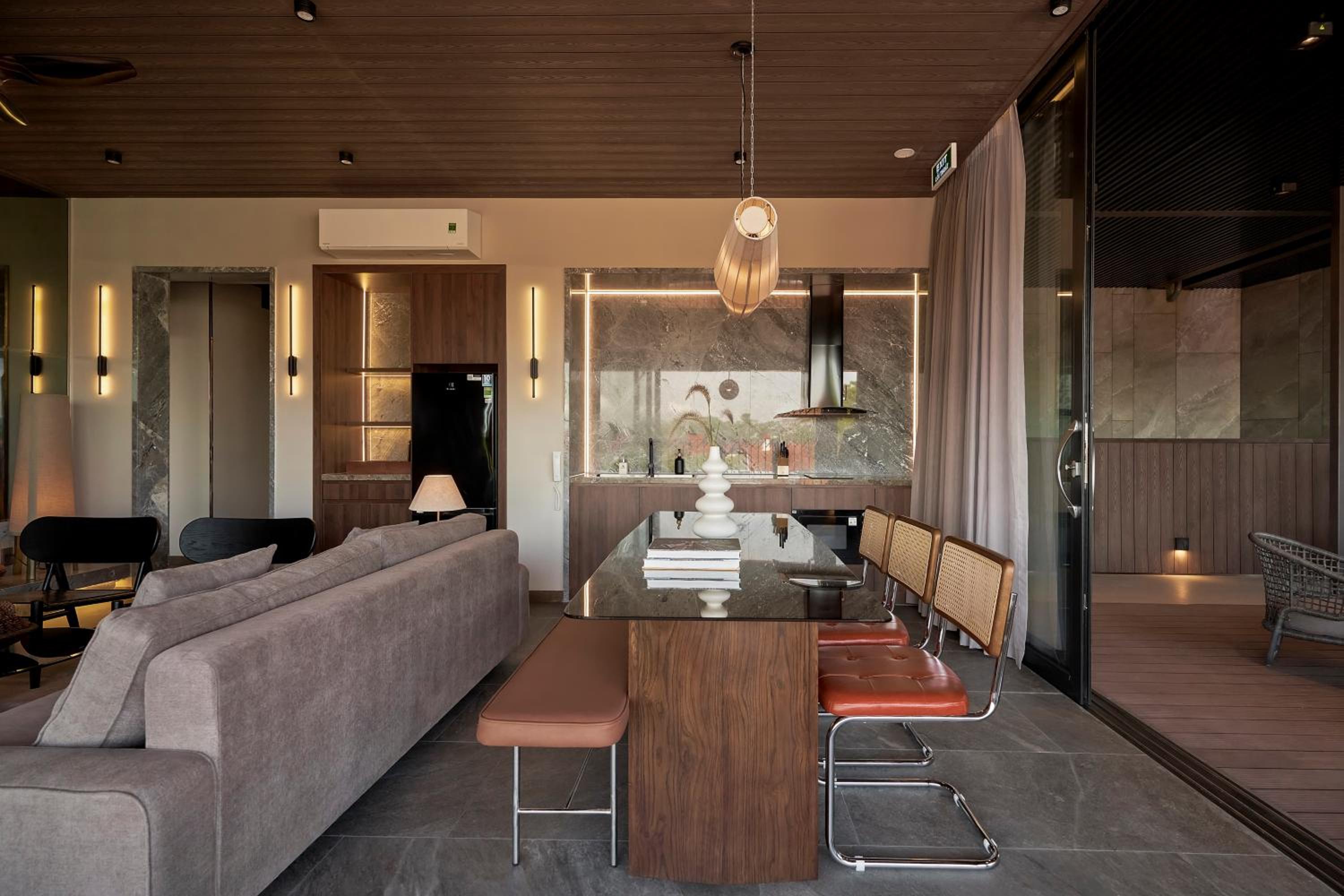 Four-Bedroom Apartment with Balcony  - Photo 27