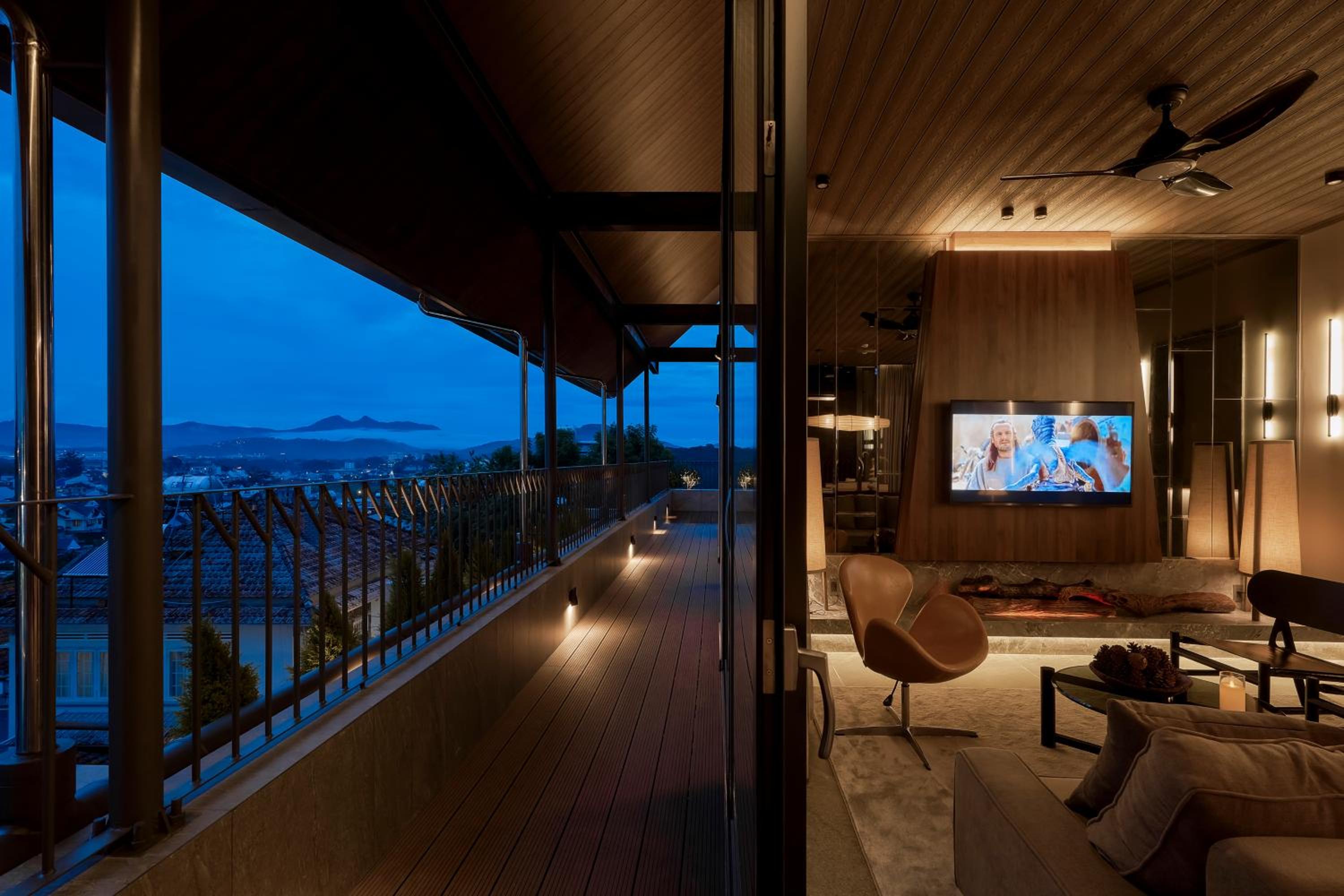 Four-Bedroom Apartment with Balcony  - Photo 26