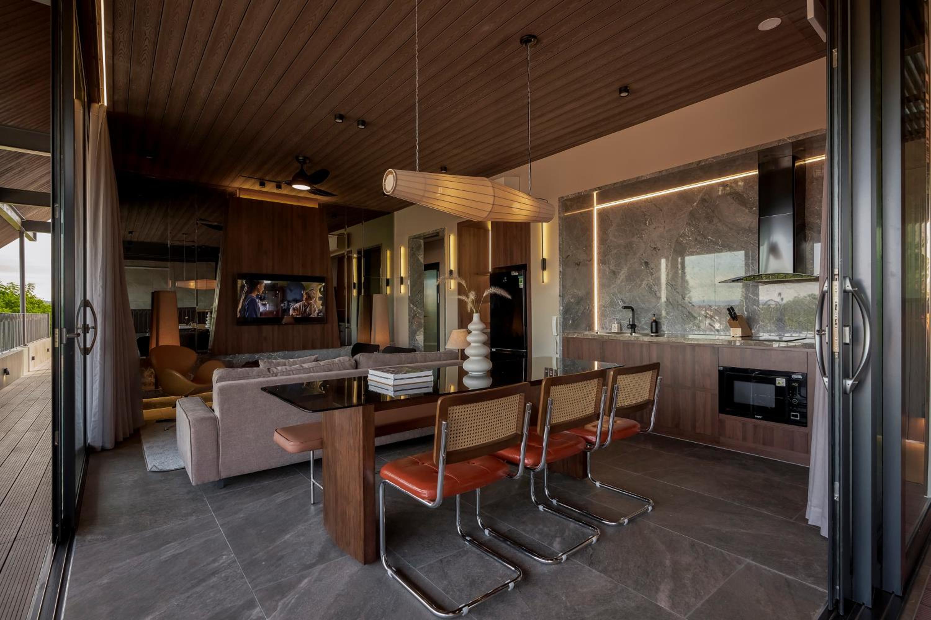 Four-Bedroom Apartment with Balcony  - Photo 25