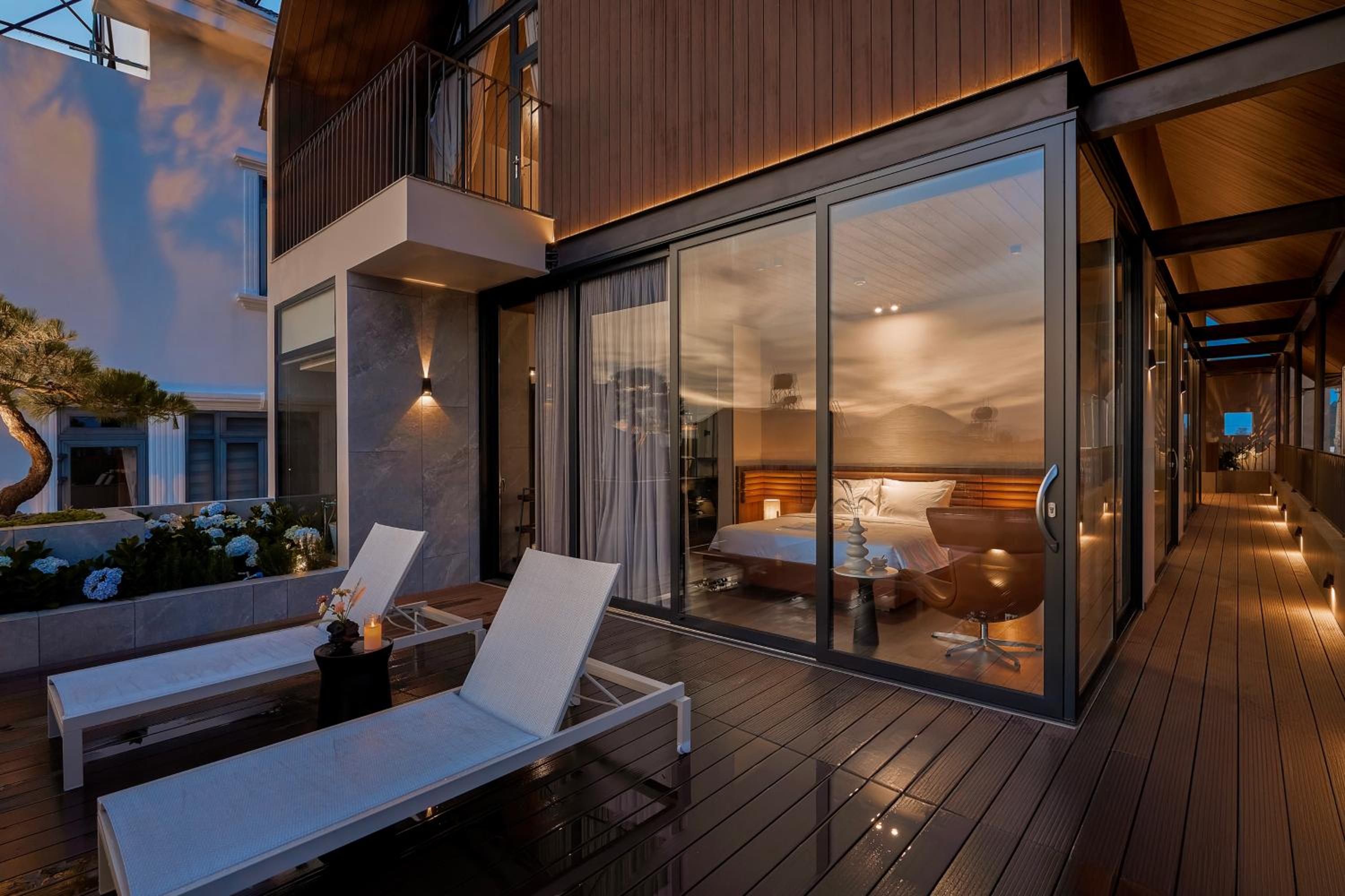 Four-Bedroom Apartment with Balcony  - Photo 4