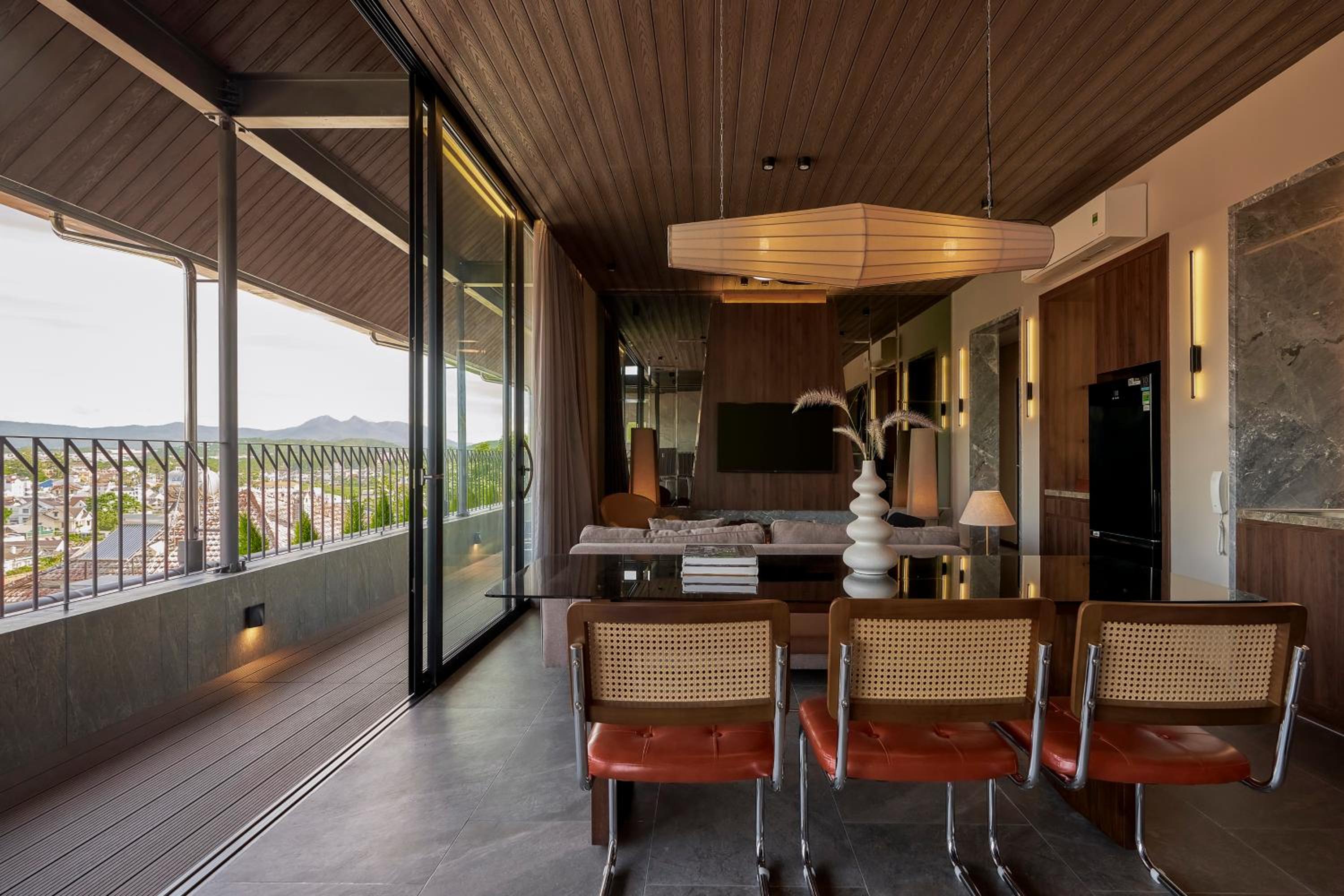 Four-Bedroom Apartment with Balcony  - Photo 24