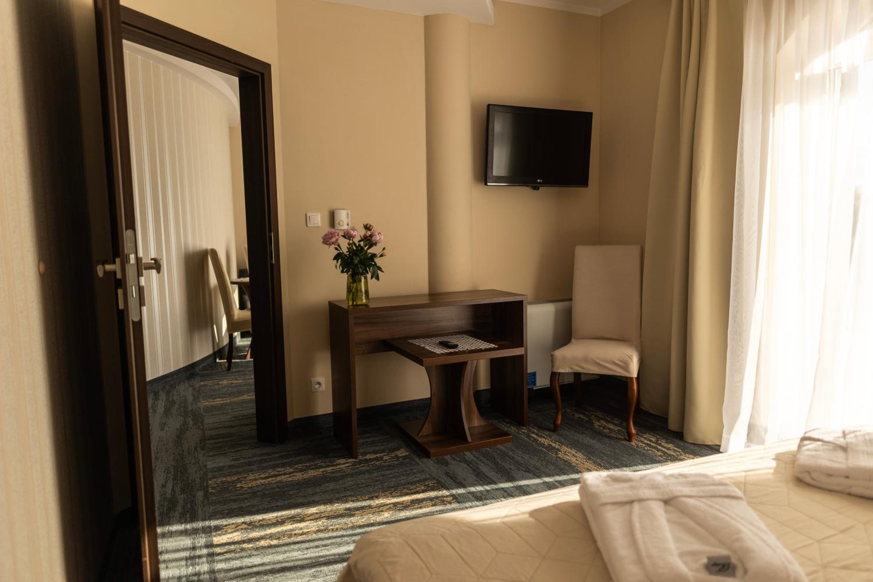 Suite - Photo 5