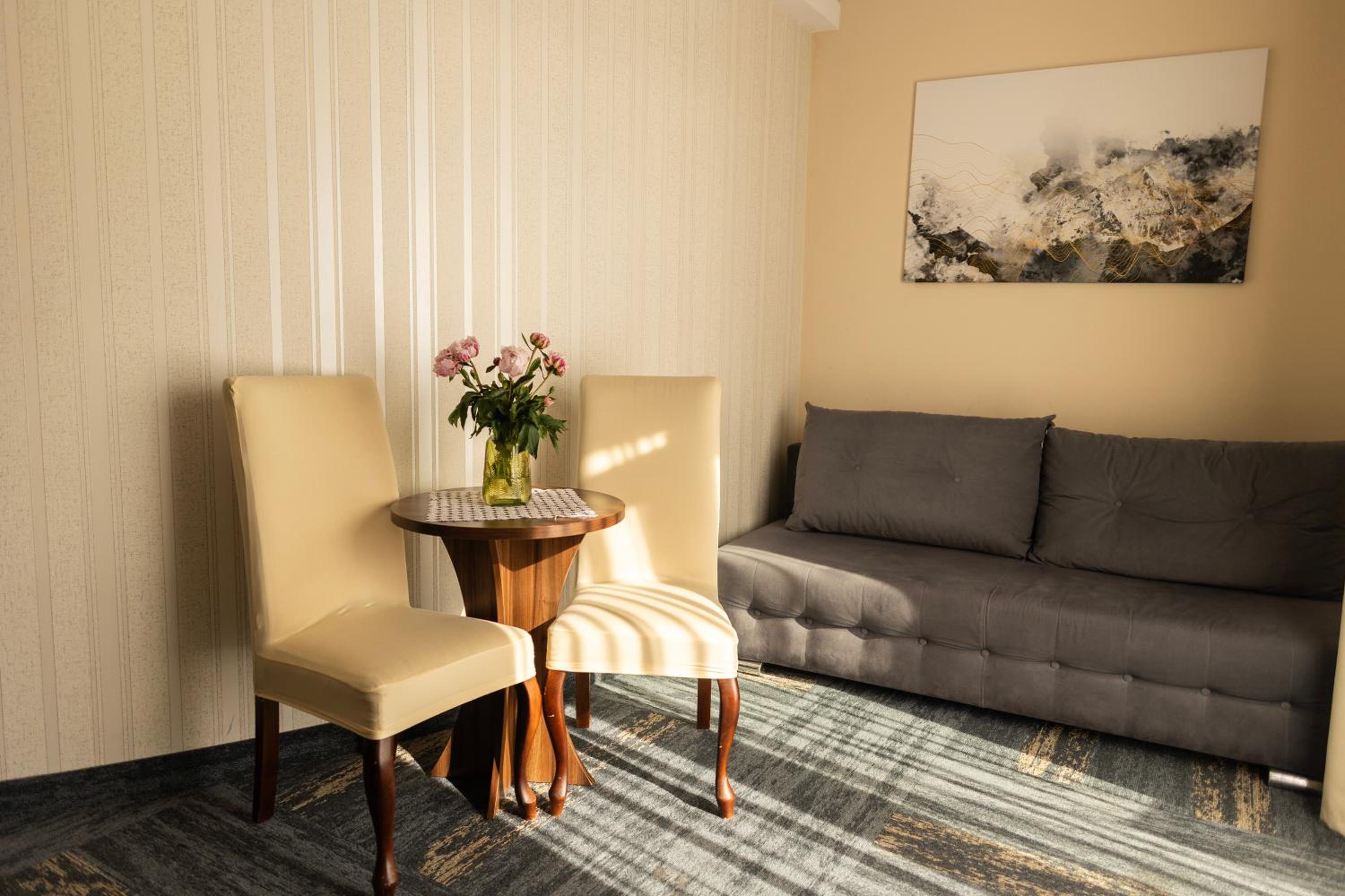 Suite - Photo 3