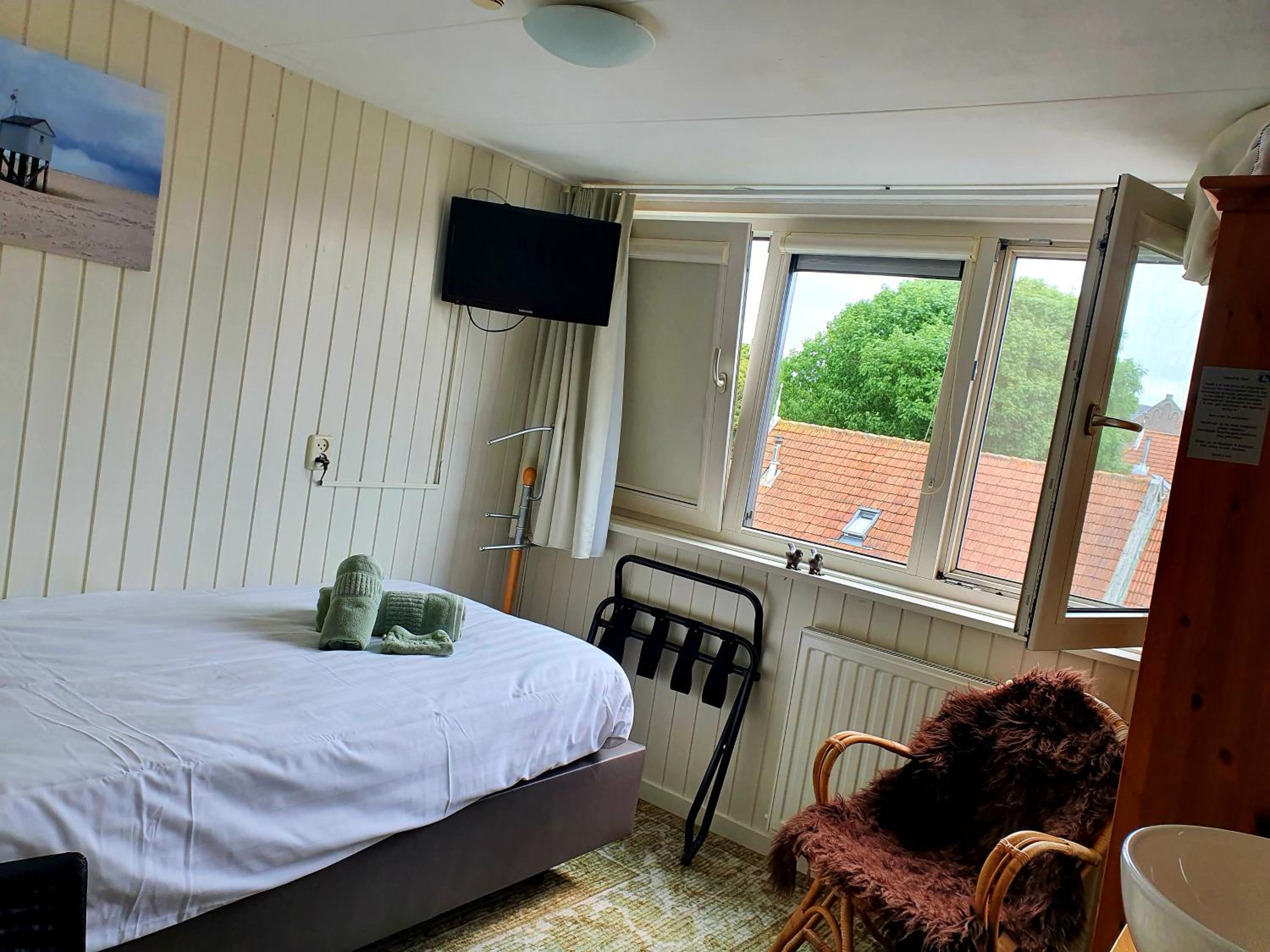 Basic Single Room with Shared Bathroom photo 2