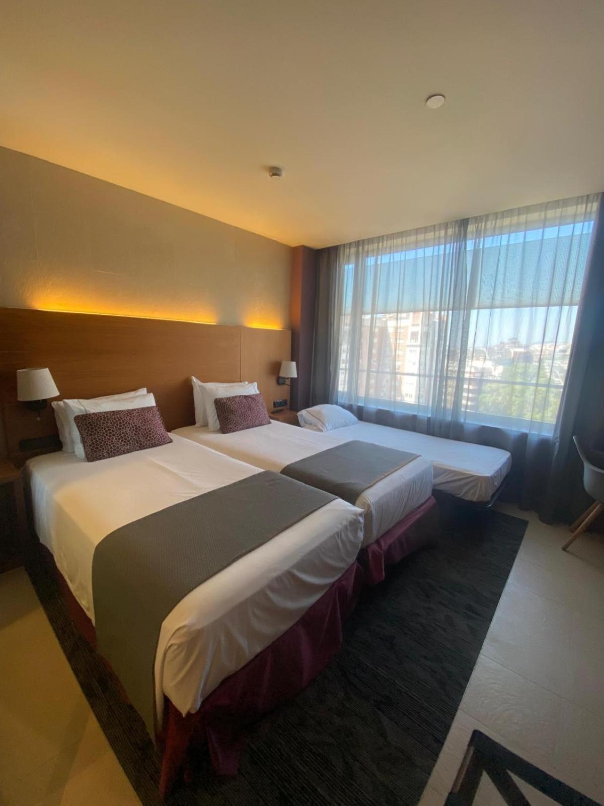 Double or Twin Room with Extra Bed (2 Adults + 1 Child) - Photo 3