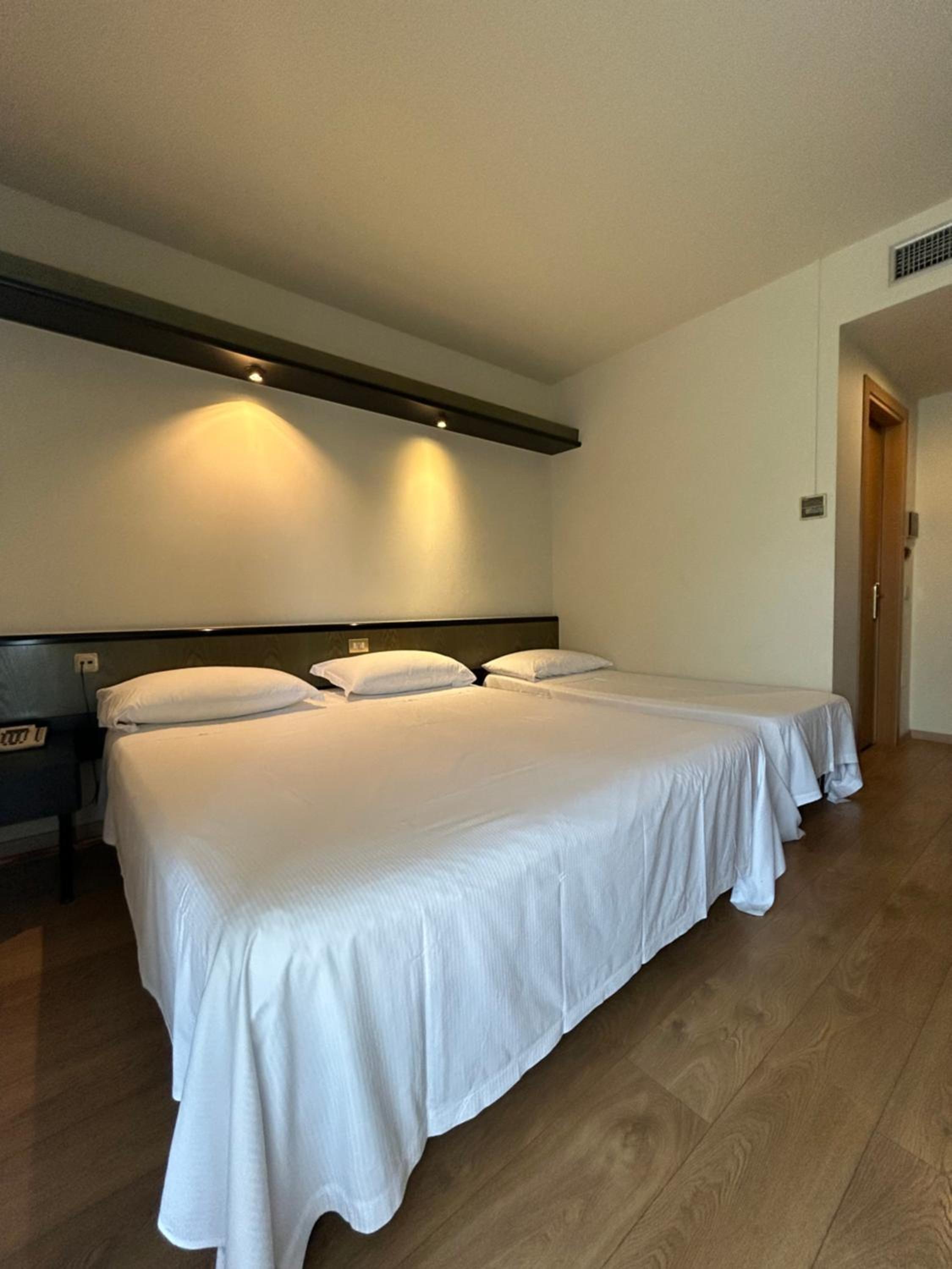 Standard Triple Room - Photo 4