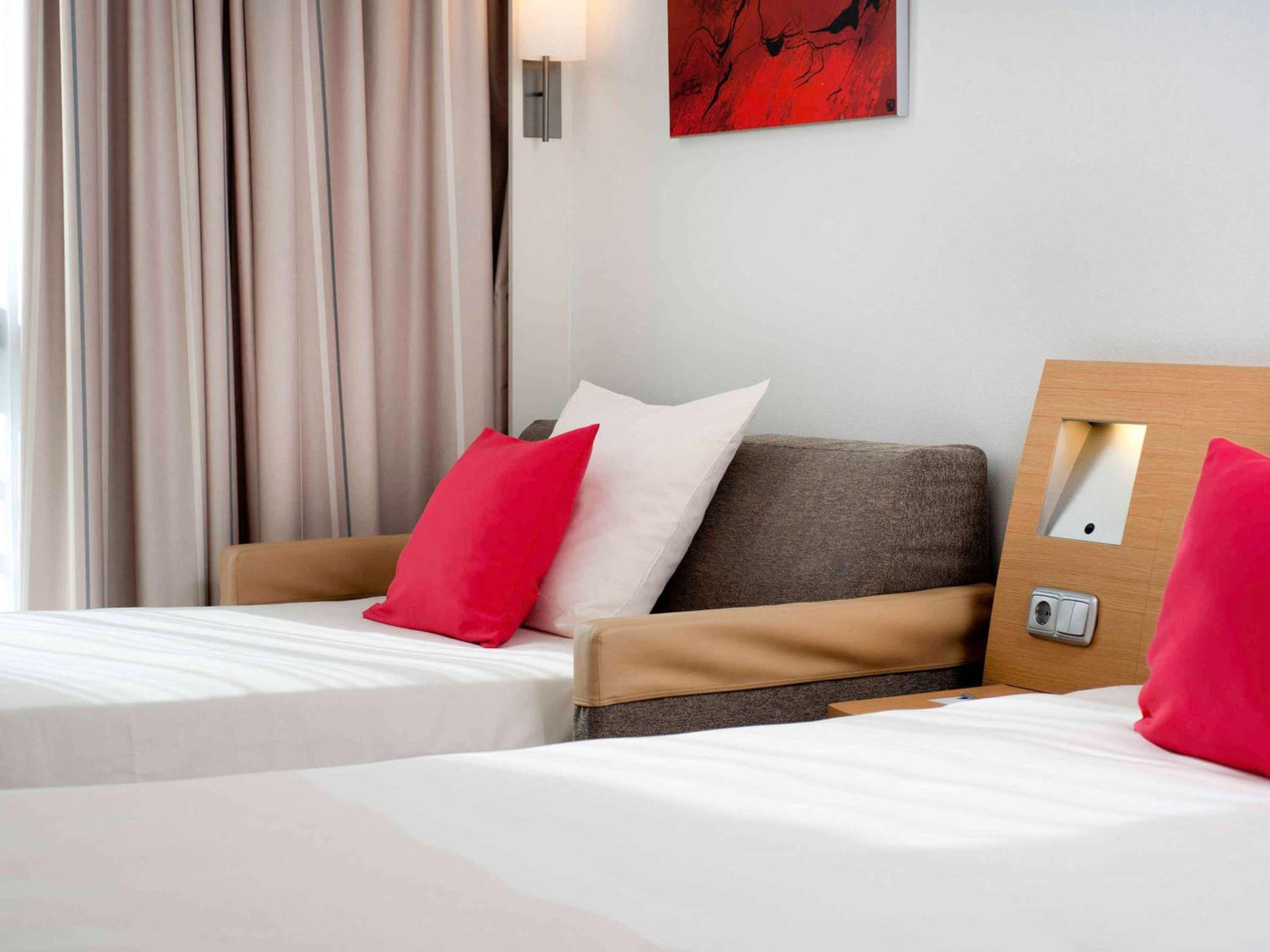 Classic Room with 1 Double Bed and 1 Single Bed photo 2