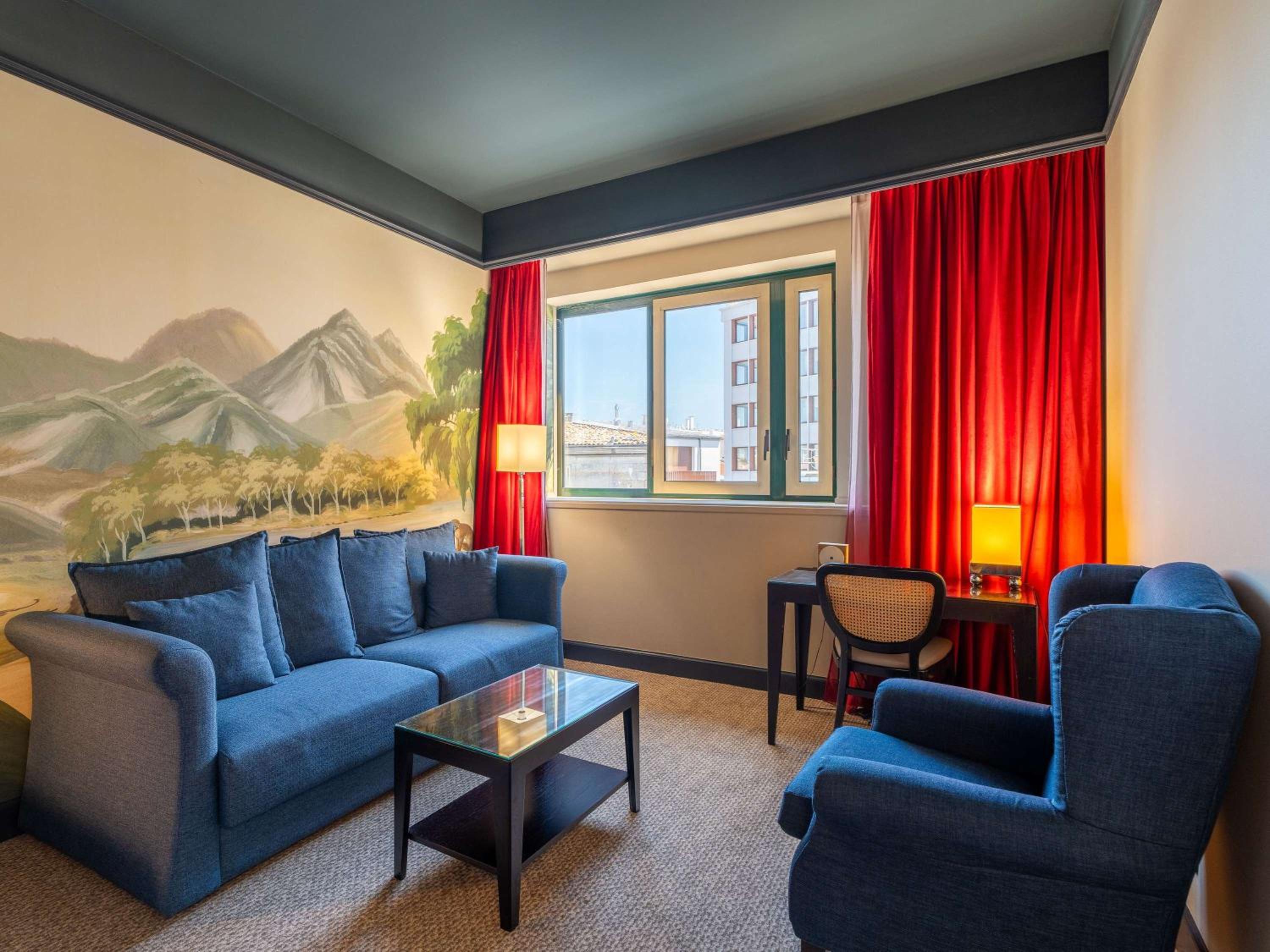 Junior Suite with a Double Bed and a Sofa - Photo 9