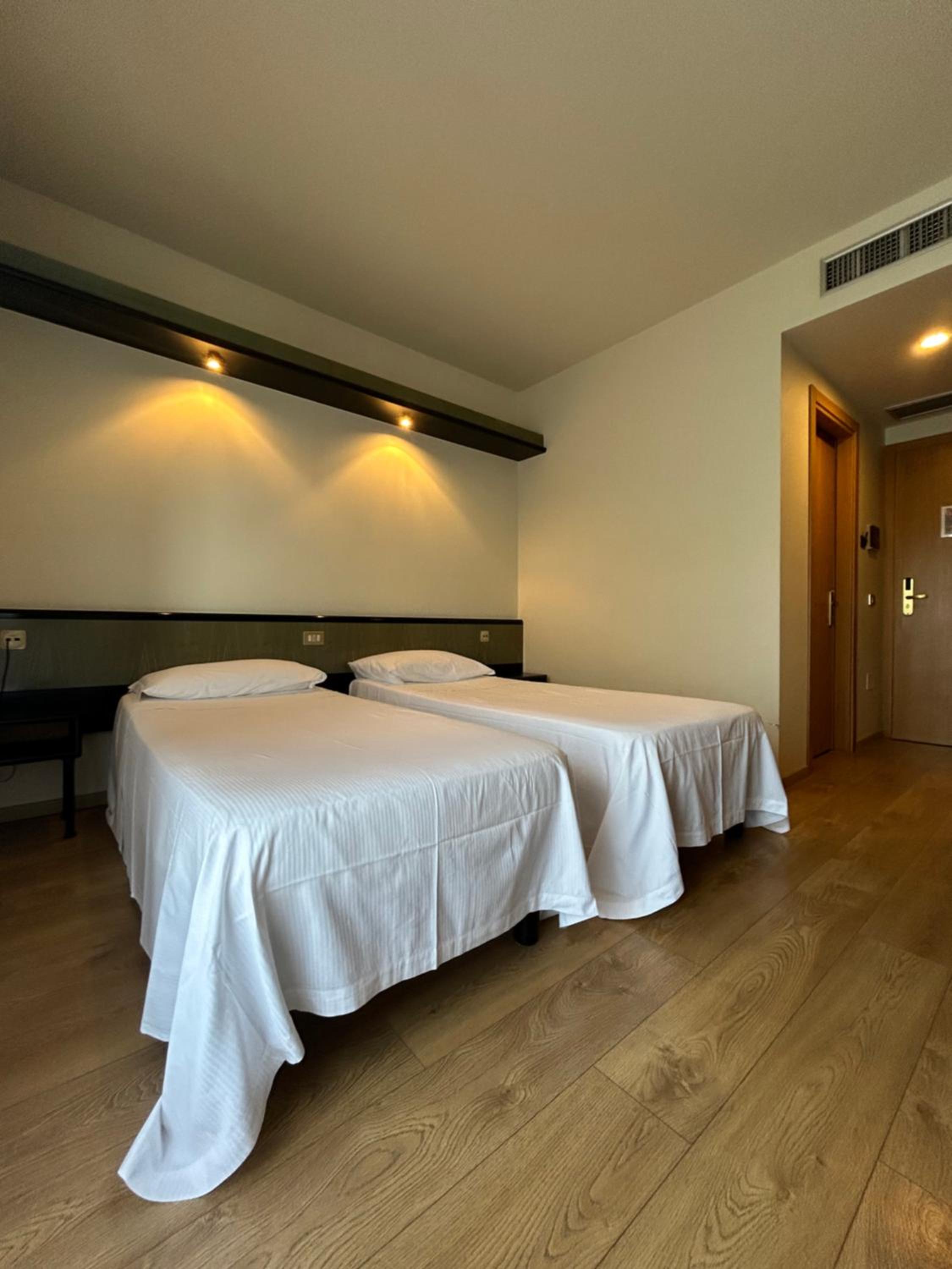 Standard Double or Twin Room with Balcony - Photo 2