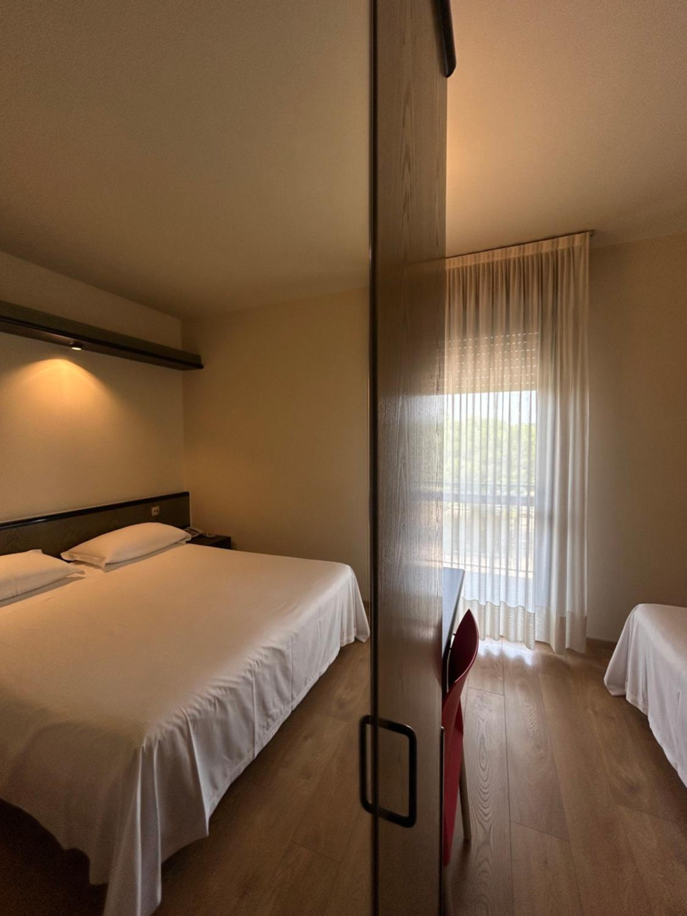 Standard Double or Twin Room with Balcony - Photo 3