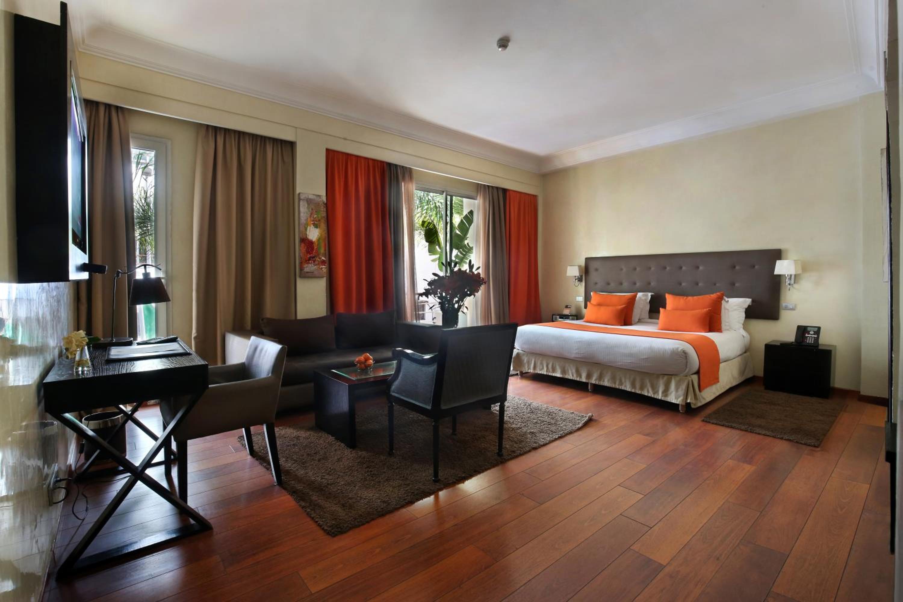 Executive Suite - Photo 3