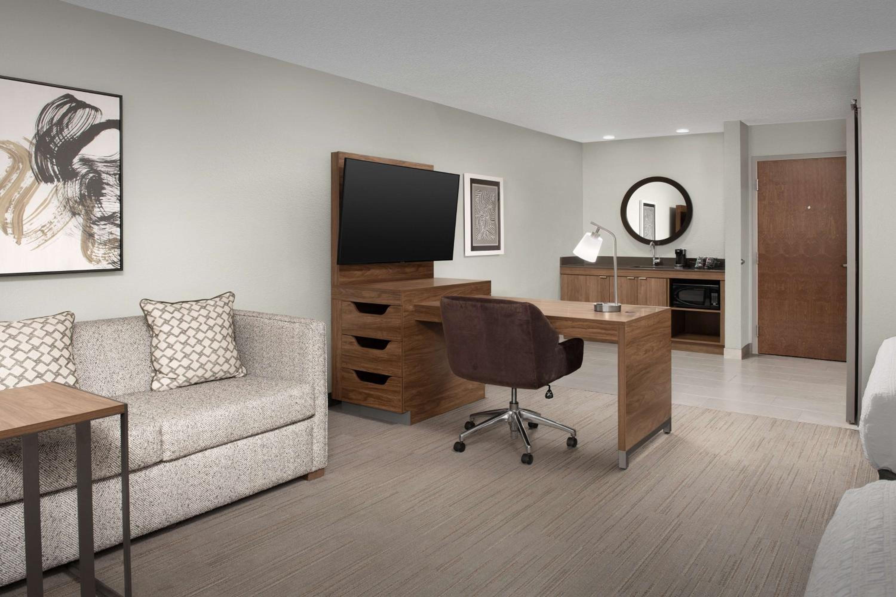 Queen Studio Suite with Two Queen Beds - Non-Smoking - Photo 3
