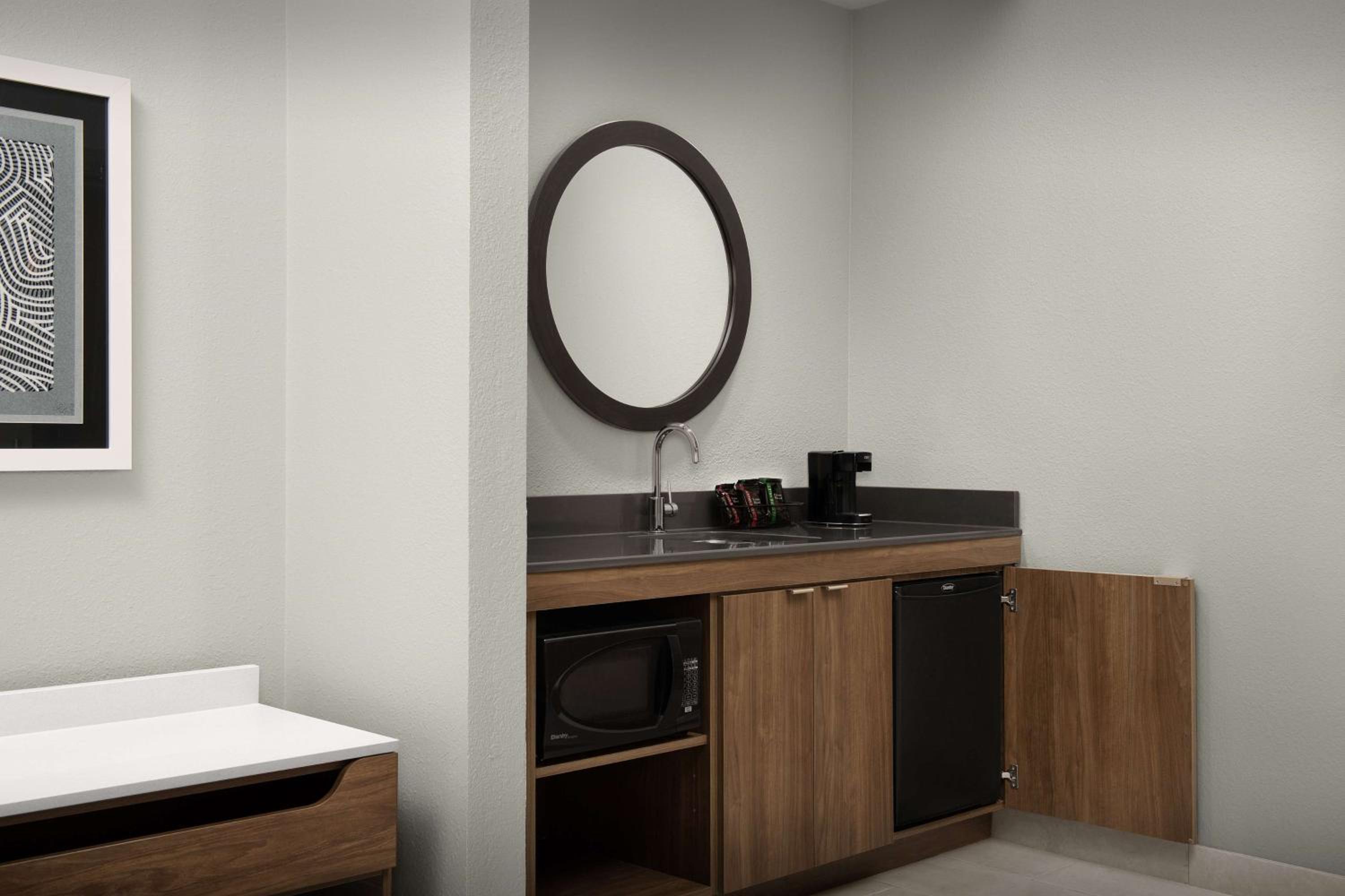 King Studio Suite - Non-Smoking - Photo 2