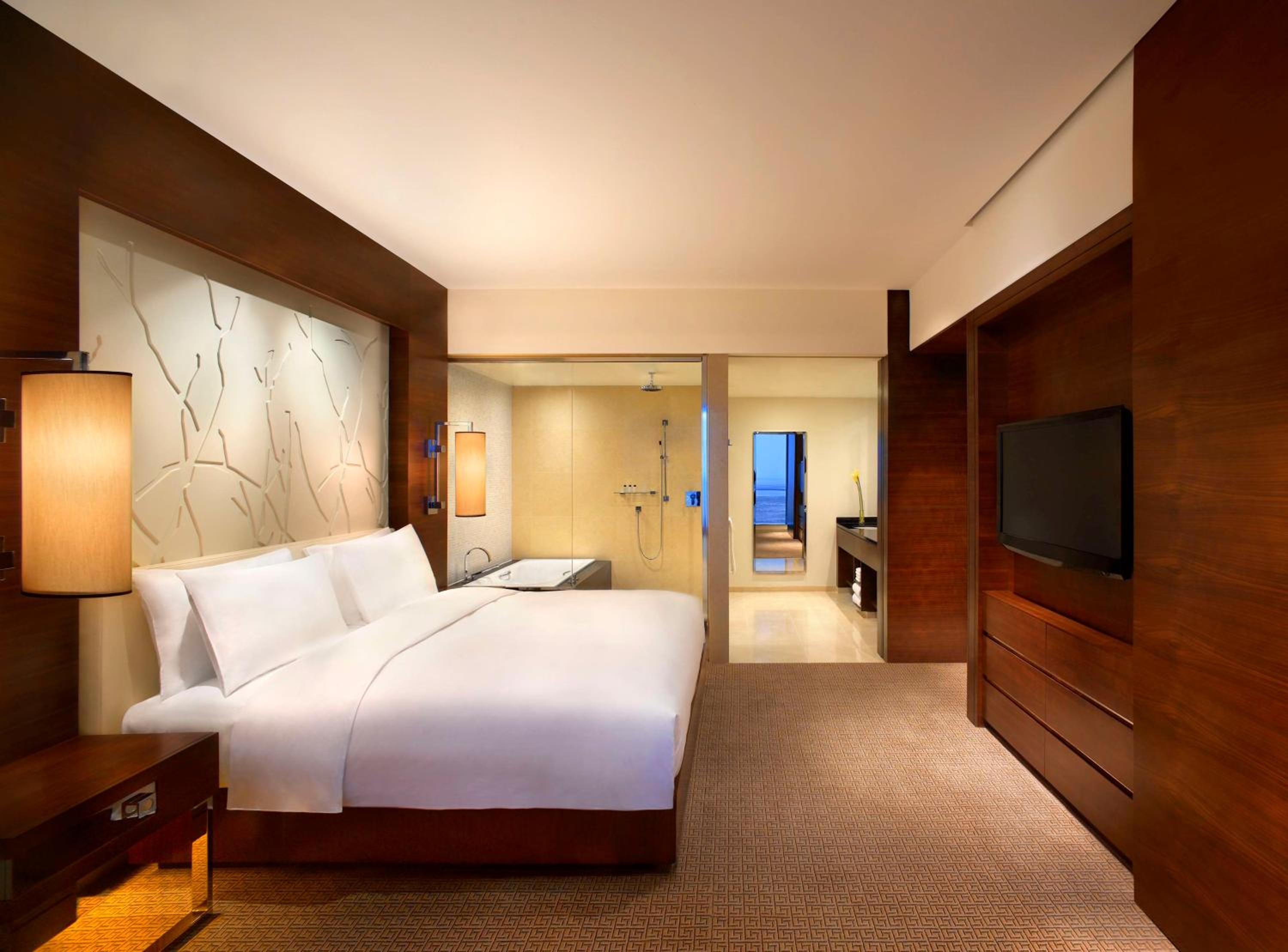 Grand King Suite with View photo 2