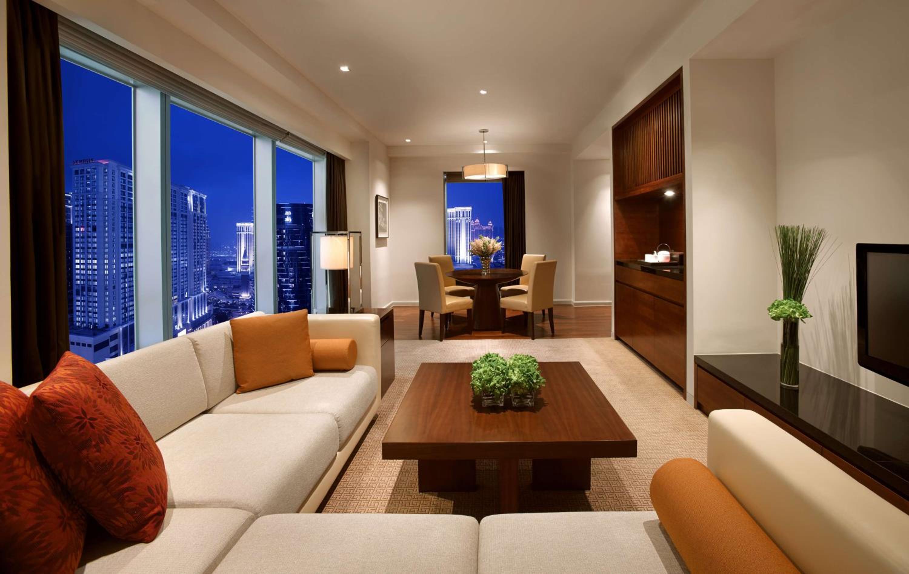 Grand Deluxe King Suite with View photo 1