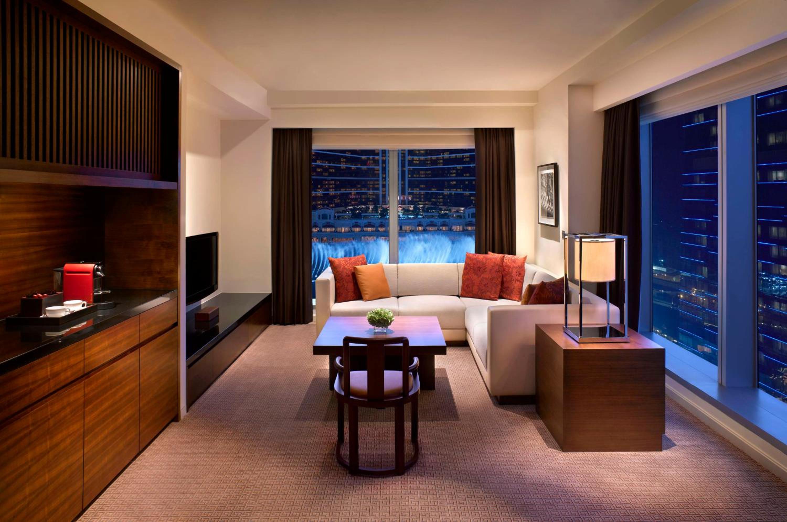 Grand Deluxe King Suite with View photo 2