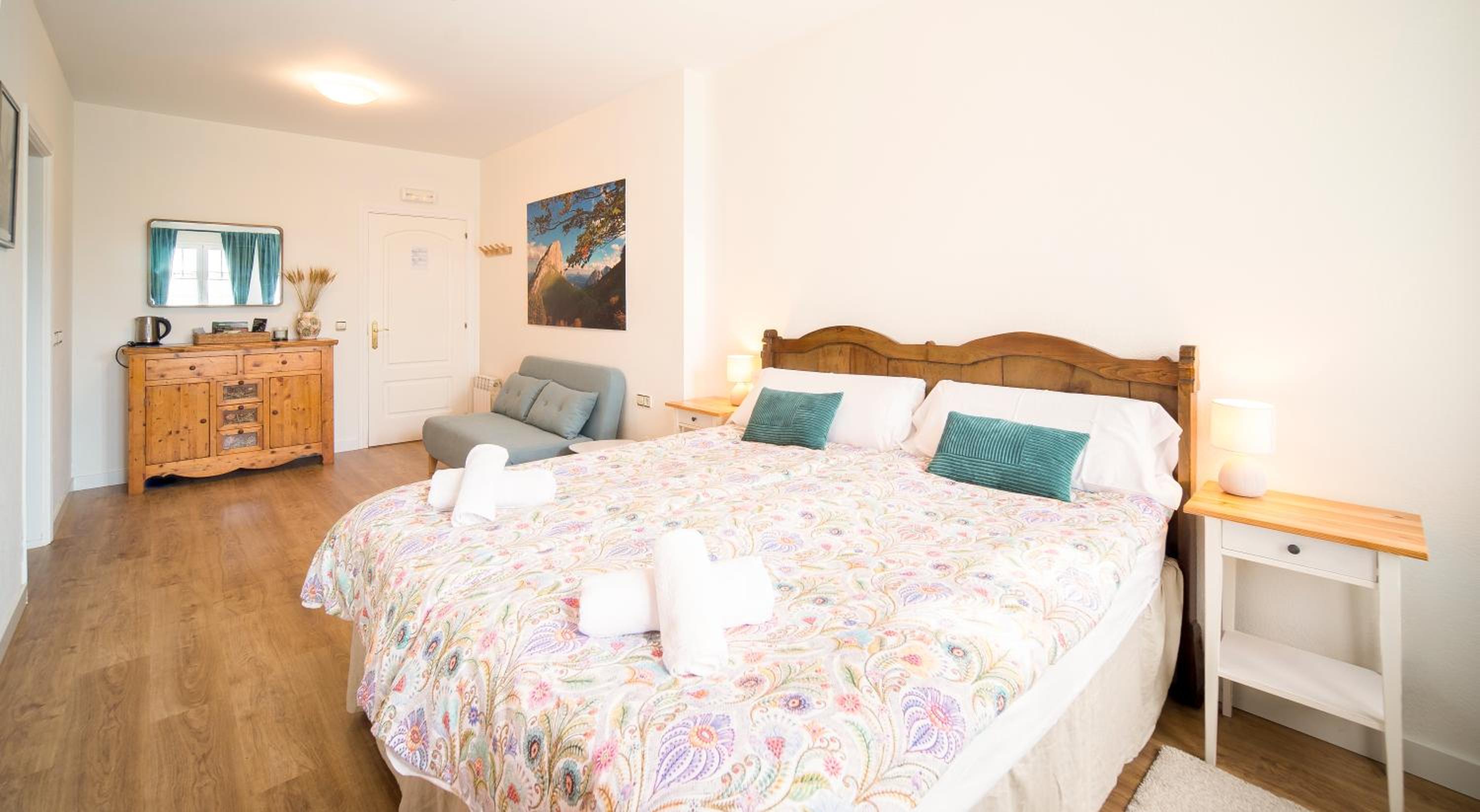 Six-Bedroom House photo 2