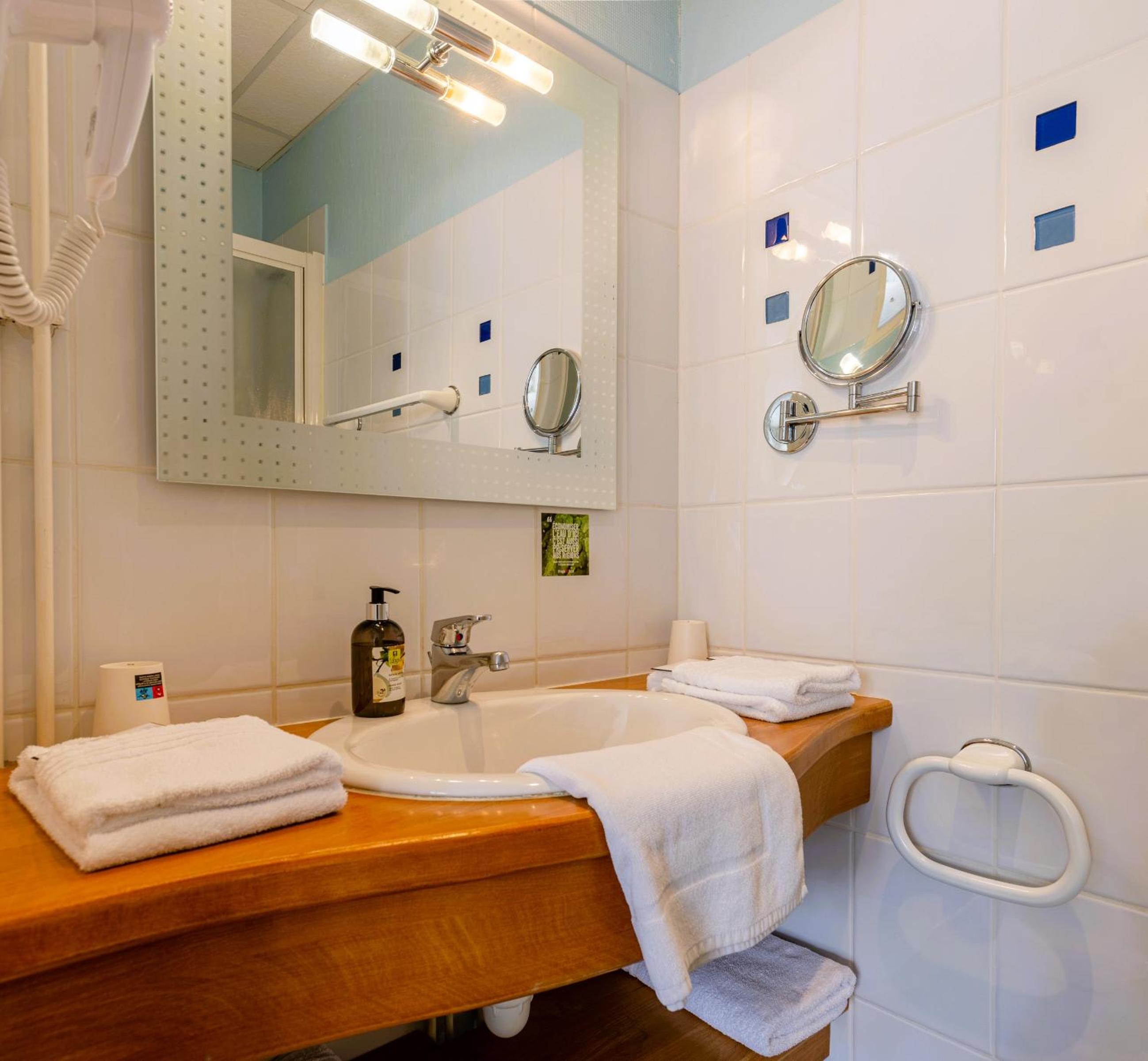Standard Twin Room - Photo 4